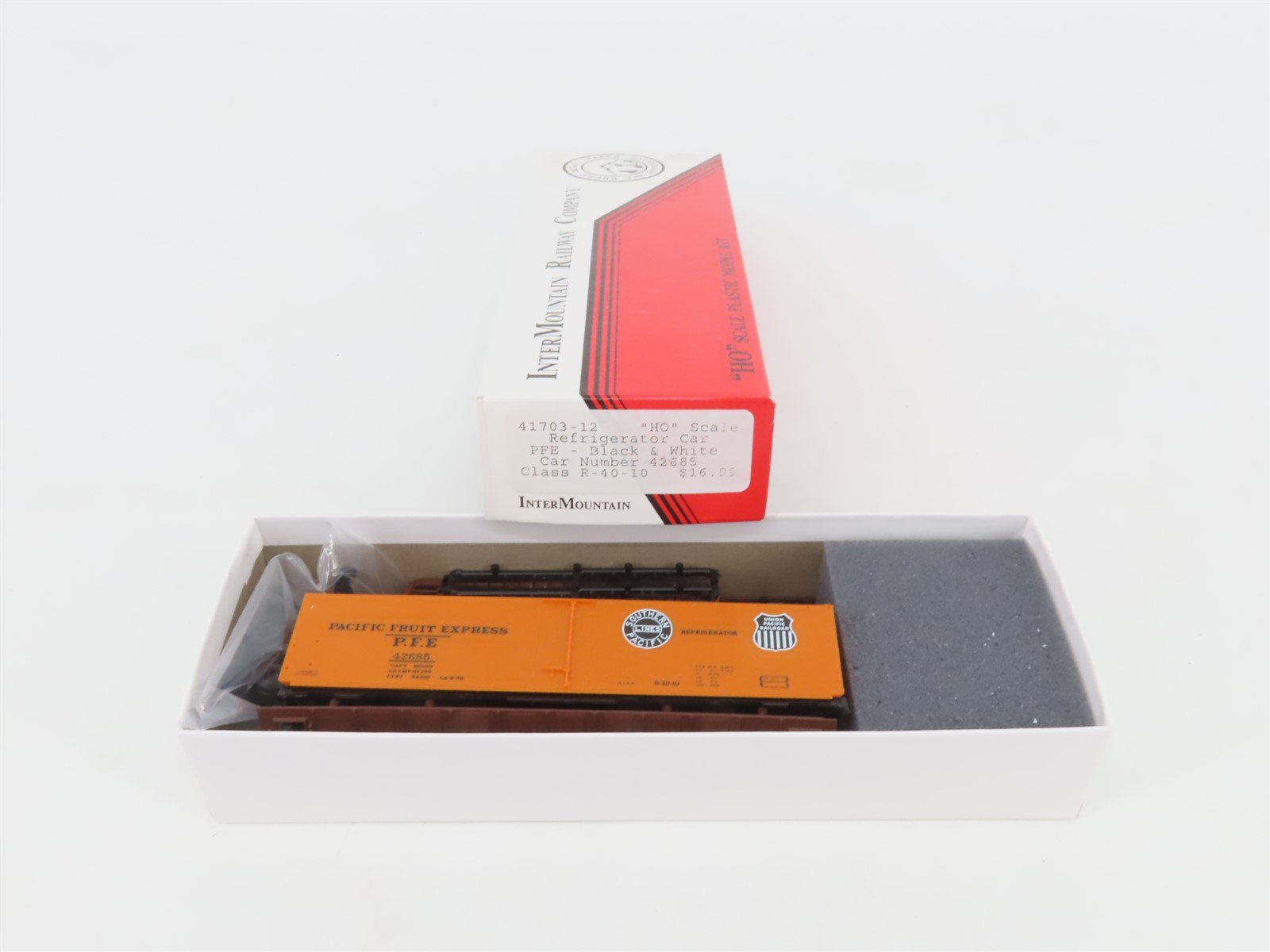HO InterMountain Kit 41703-12 UP SP PFE Pacific Fruit Express Reefer #42685