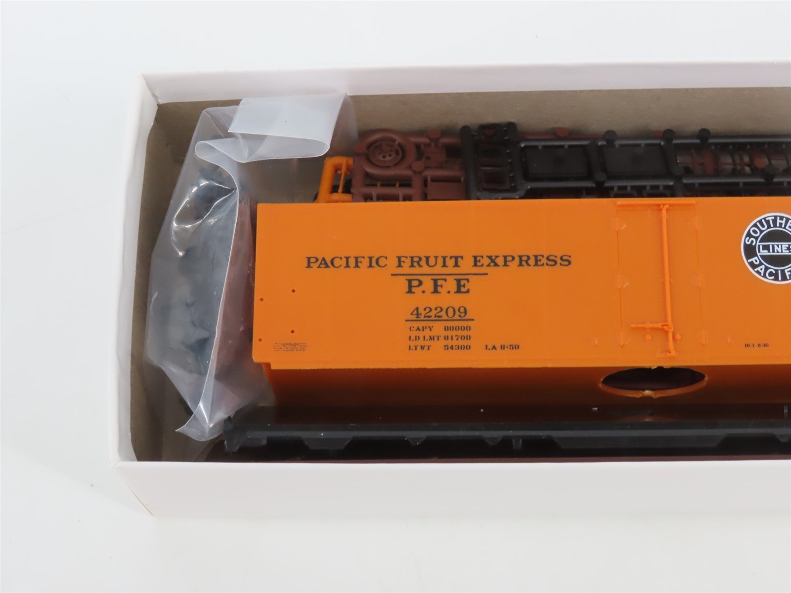 HO InterMountain Kit 41703-01 UP SP PFE Pacific Fruit Express Reefer #42209