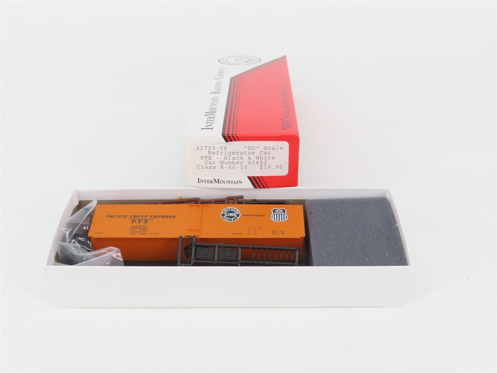 HO InterMountain Kit 41703-06 UP SP PFE Pacific Fruit Express Reefer #42452
