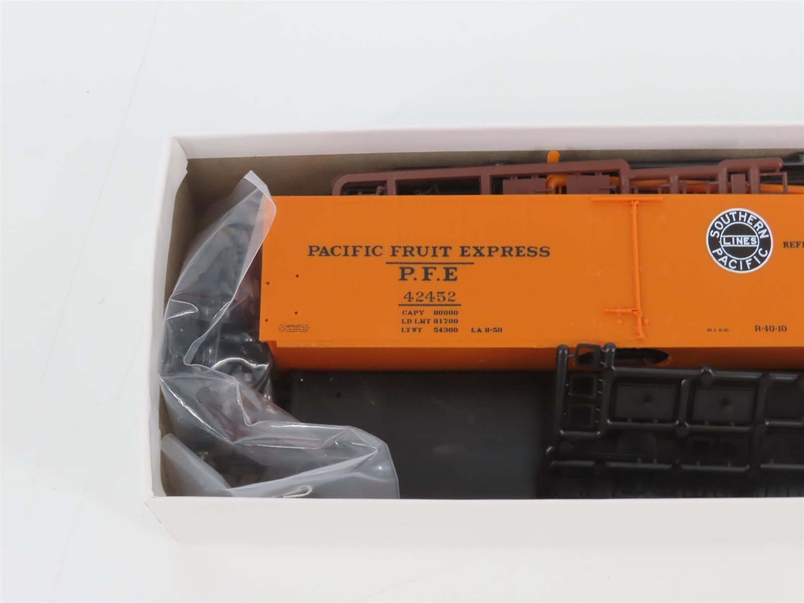 HO InterMountain Kit 41703-06 UP SP PFE Pacific Fruit Express Reefer #42452