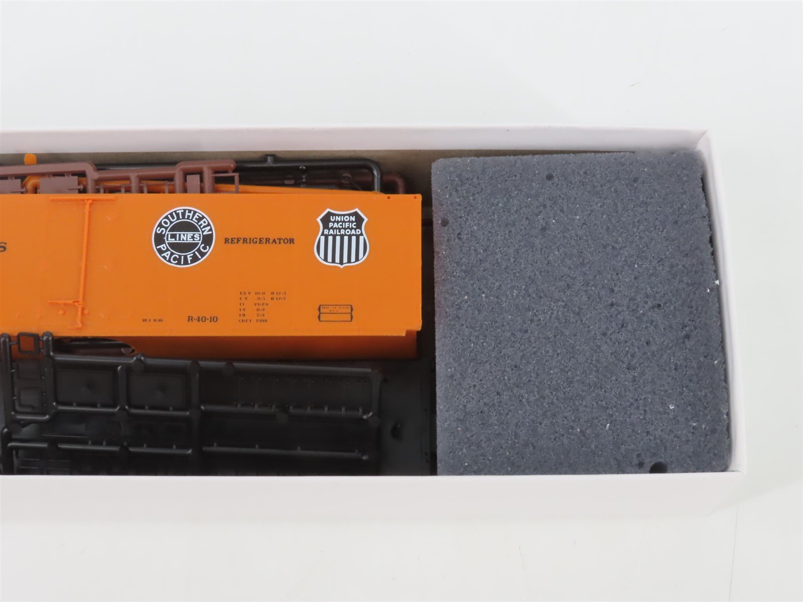 HO InterMountain Kit 41703-06 UP SP PFE Pacific Fruit Express Reefer #42452