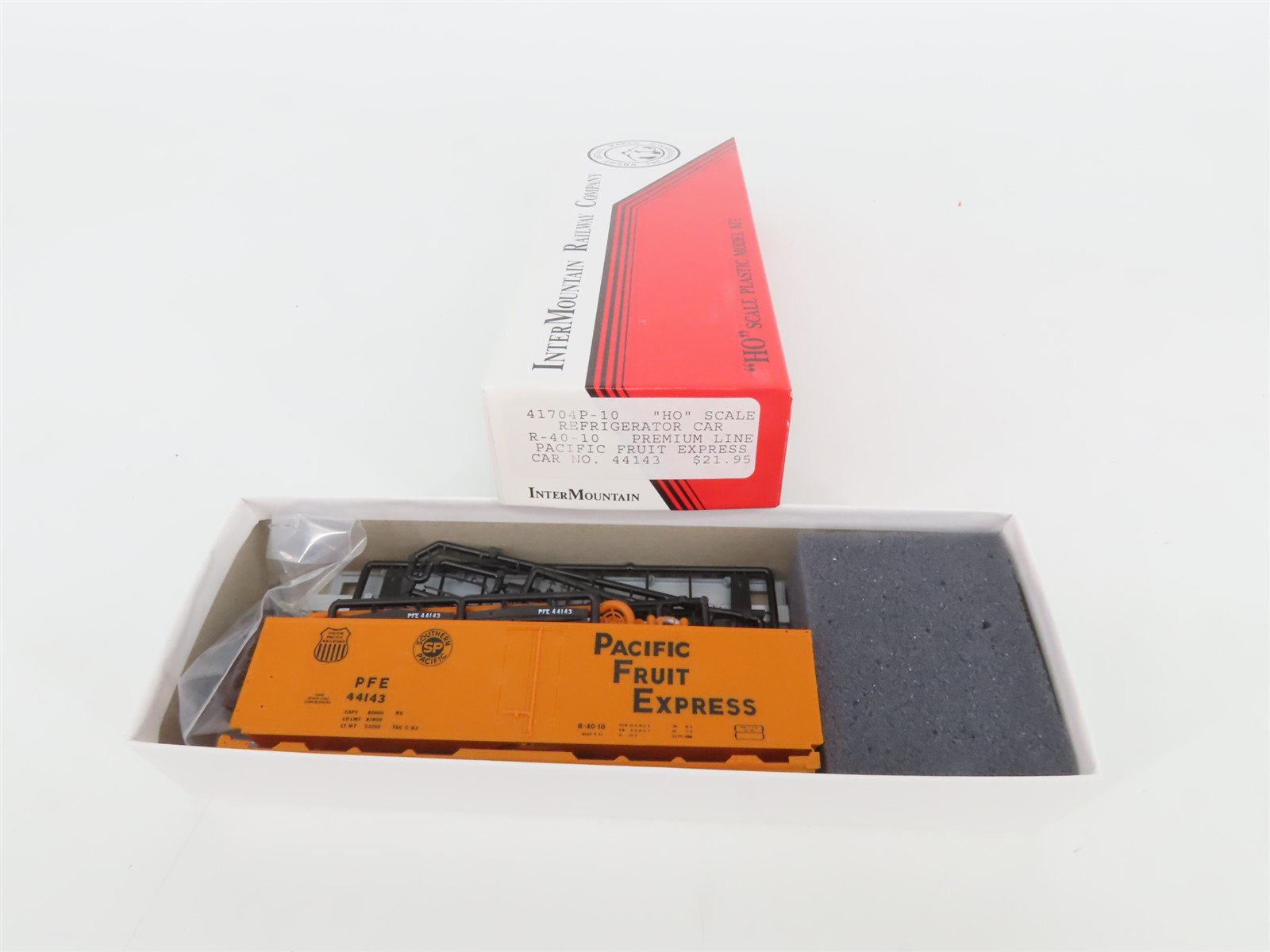 HO InterMountain Kit 41704P-10 UP SP PFE Pacific Fruit Express Reefer #44143