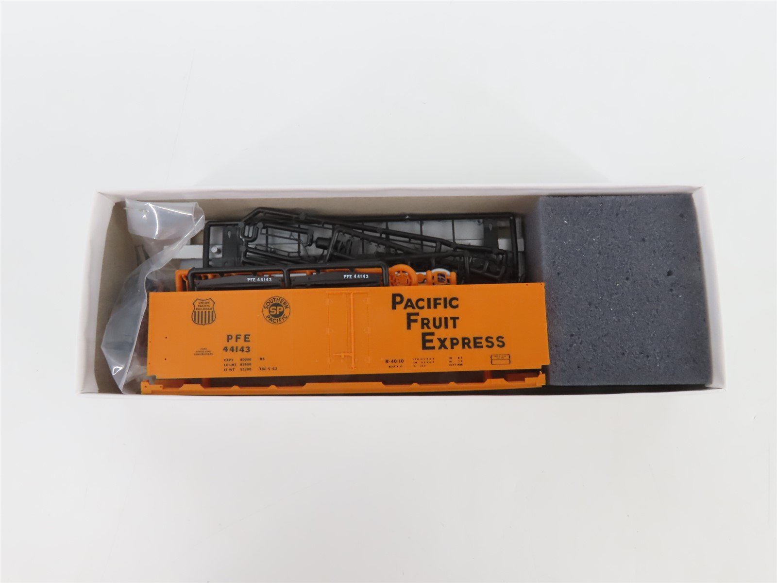 HO InterMountain Kit 41704P-10 UP SP PFE Pacific Fruit Express Reefer #44143
