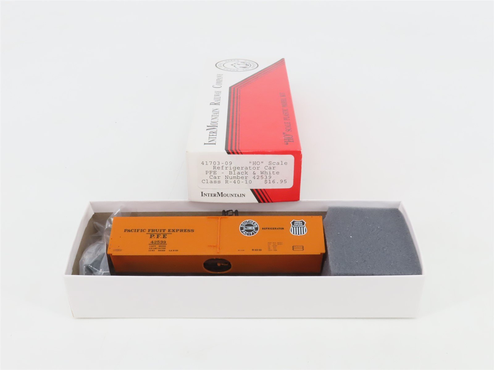 HO InterMountain Kit 41703-09 UP SP PFE Pacific Fruit Express Reefer #42539