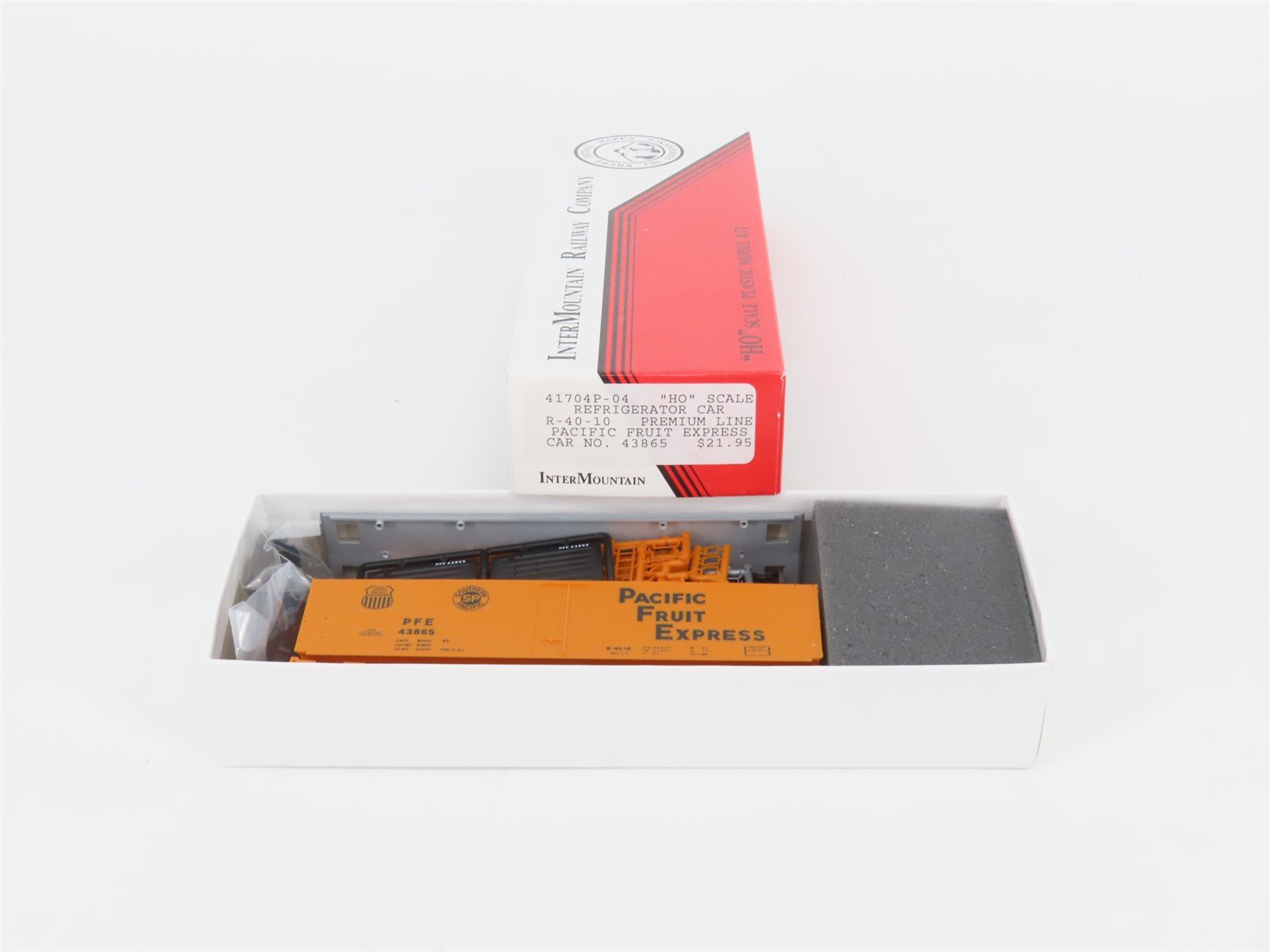 HO InterMountain Kit 41704P-04 UP SP PFE Pacific Fruit Express Reefer #43865