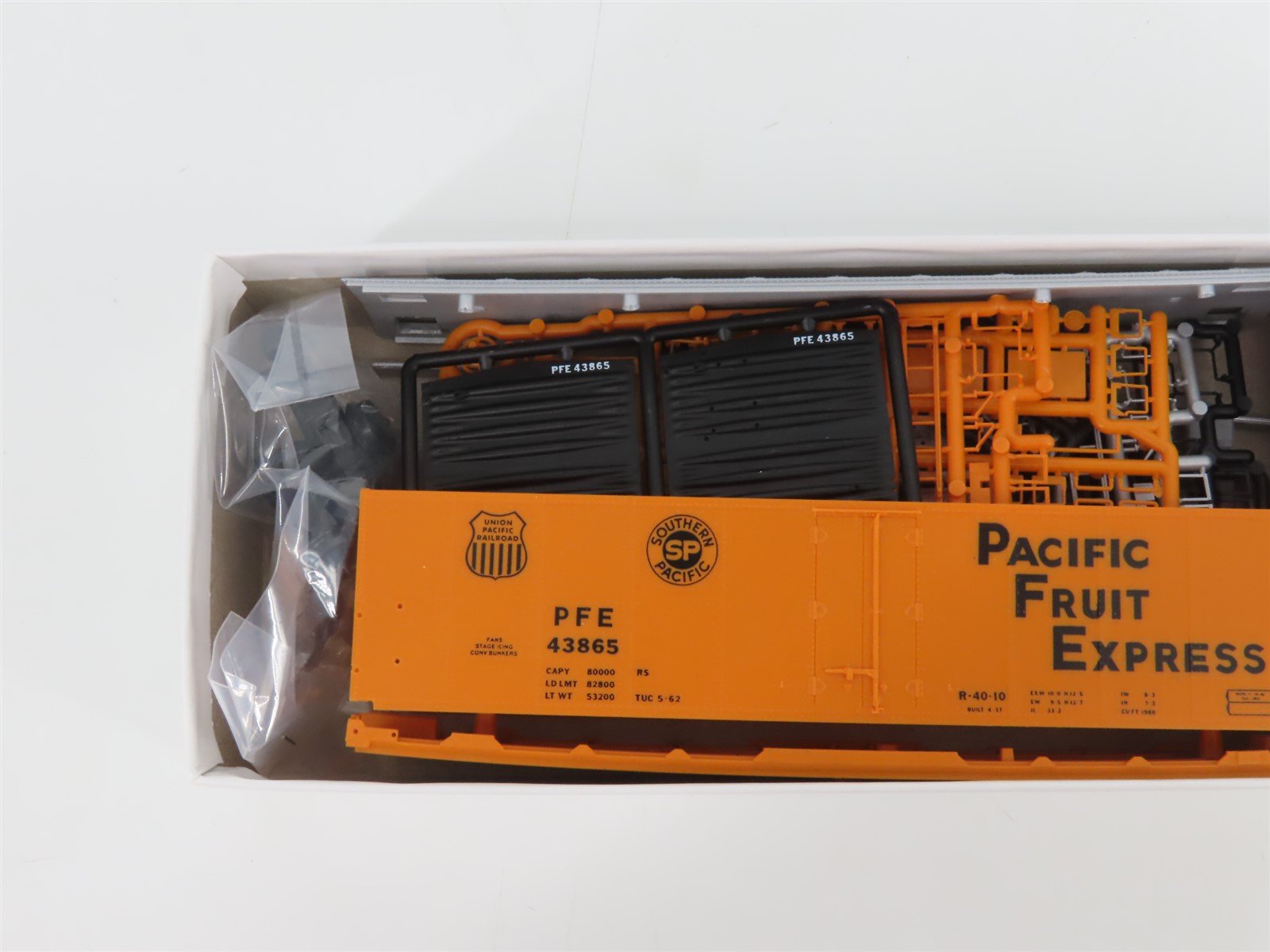 HO InterMountain Kit 41704P-04 UP SP PFE Pacific Fruit Express Reefer #43865