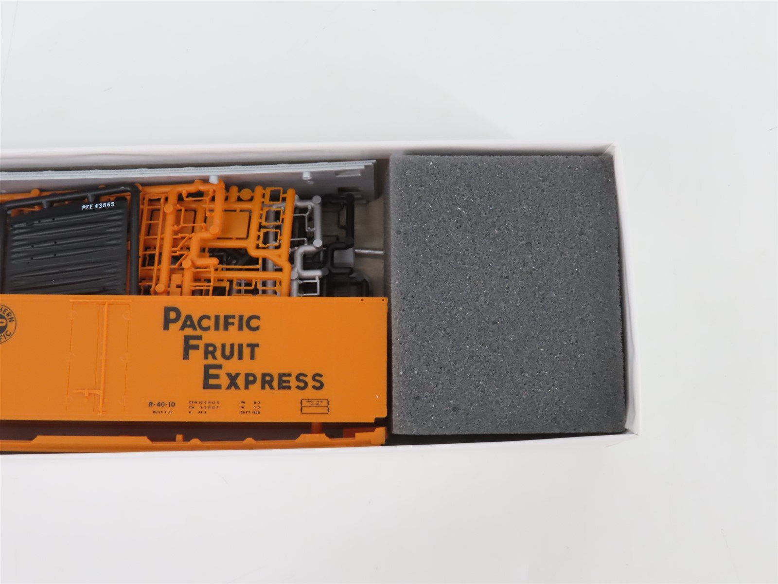 HO InterMountain Kit 41704P-04 UP SP PFE Pacific Fruit Express Reefer #43865