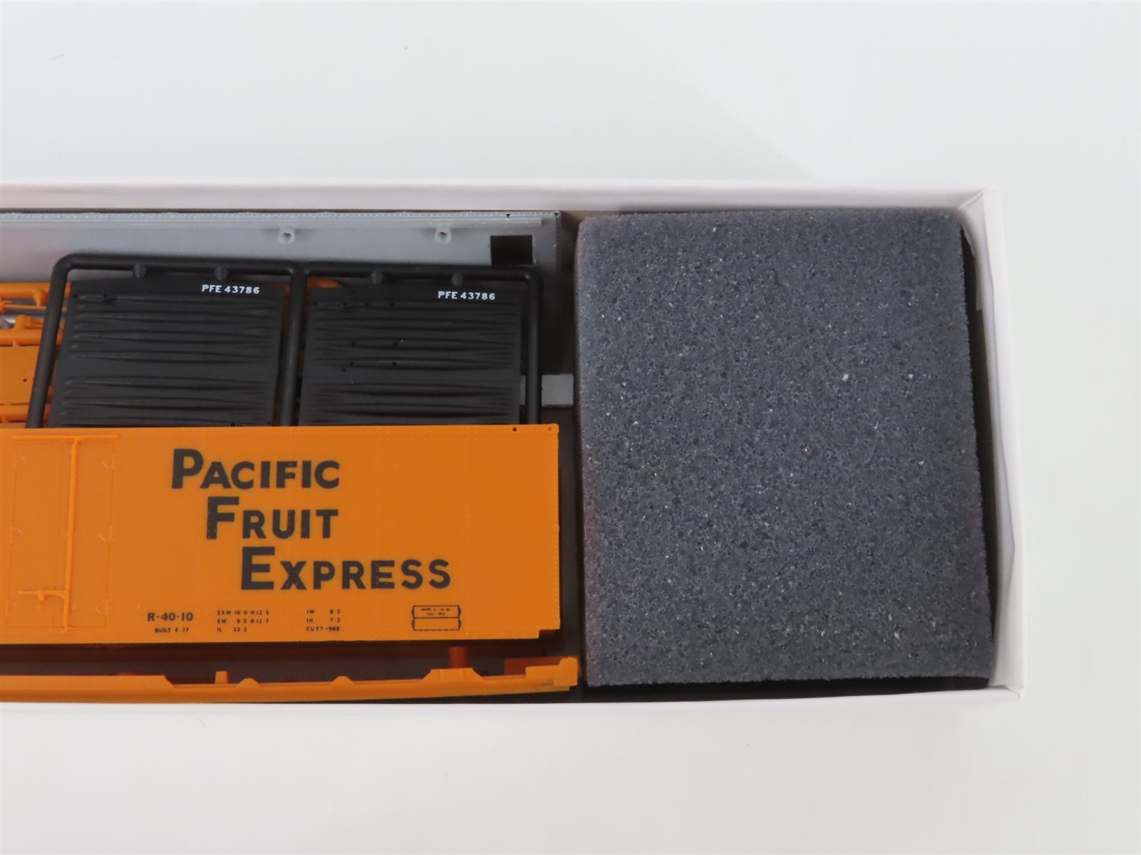 HO InterMountain Kit 41704P-02 UP SP PFE Pacific Fruit Express Reefer #43786