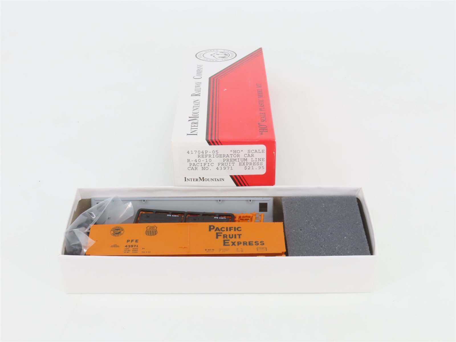 HO InterMountain Kit 41704P-05 UP SP PFE Pacific Fruit Express Reefer #43971
