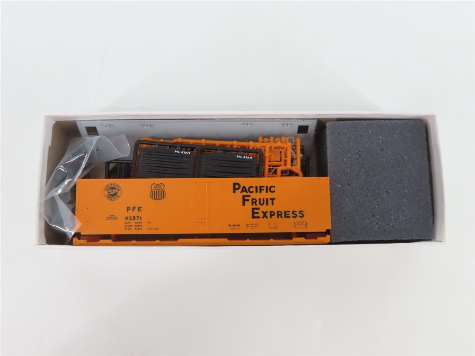 HO InterMountain Kit 41704P-05 UP SP PFE Pacific Fruit Express Reefer #43971