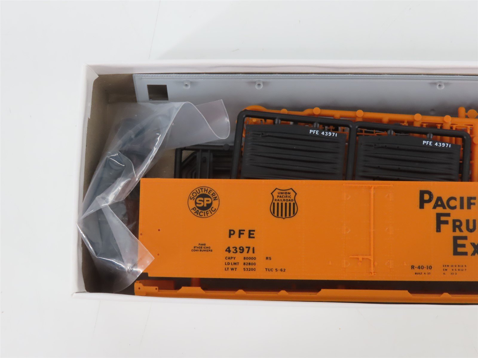 HO InterMountain Kit 41704P-05 UP SP PFE Pacific Fruit Express Reefer #43971