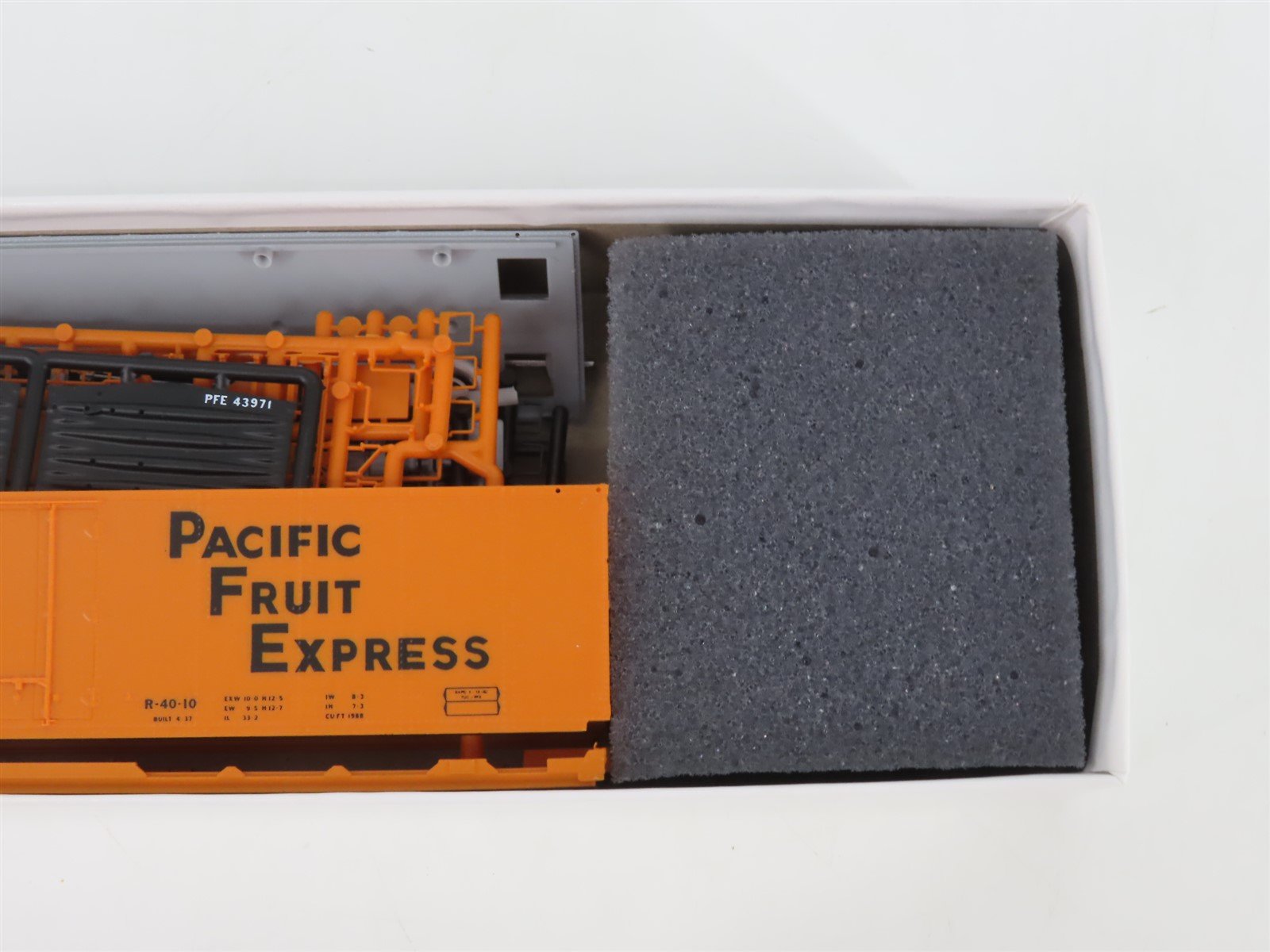 HO InterMountain Kit 41704P-05 UP SP PFE Pacific Fruit Express Reefer #43971