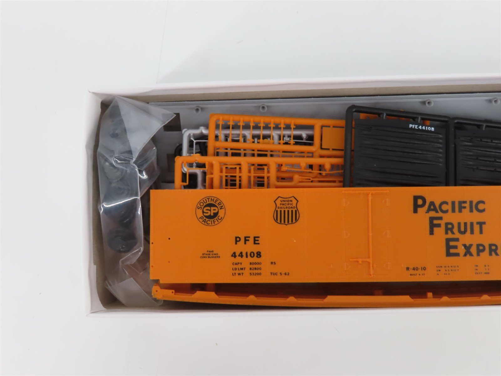 HO InterMountain Kit 41704P-07 UP SP PFE Pacific Fruit Express Reefer #44108
