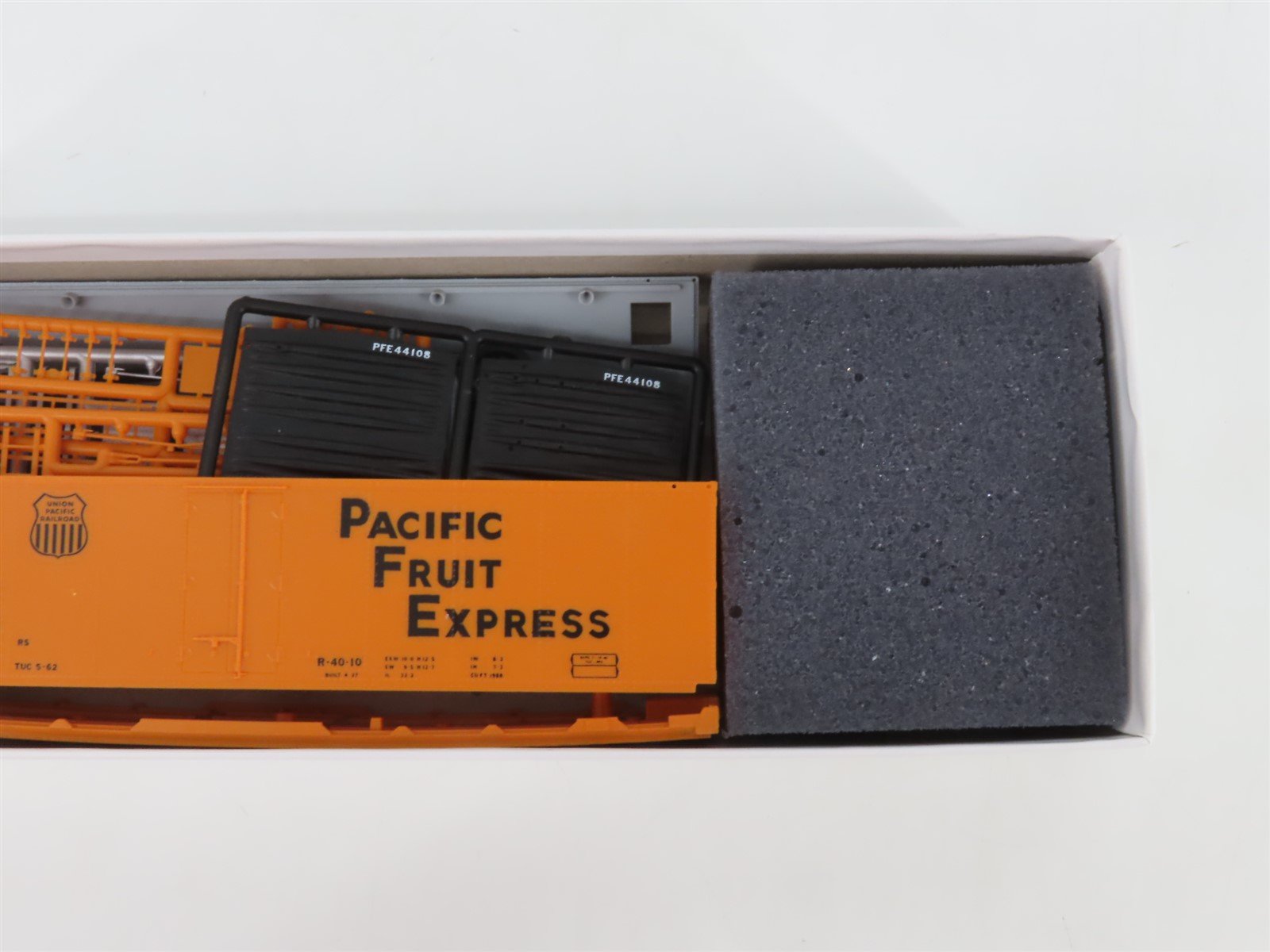 HO InterMountain Kit 41704P-07 UP SP PFE Pacific Fruit Express Reefer #44108