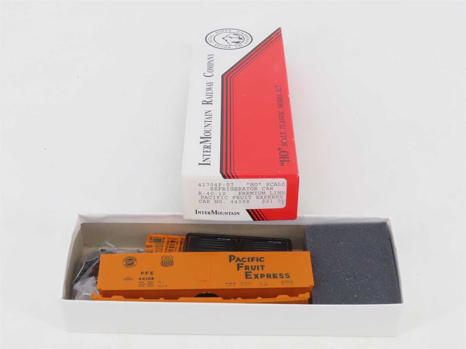 HO InterMountain Kit 41704P-07 UP SP PFE Pacific Fruit Express Reefer #44108