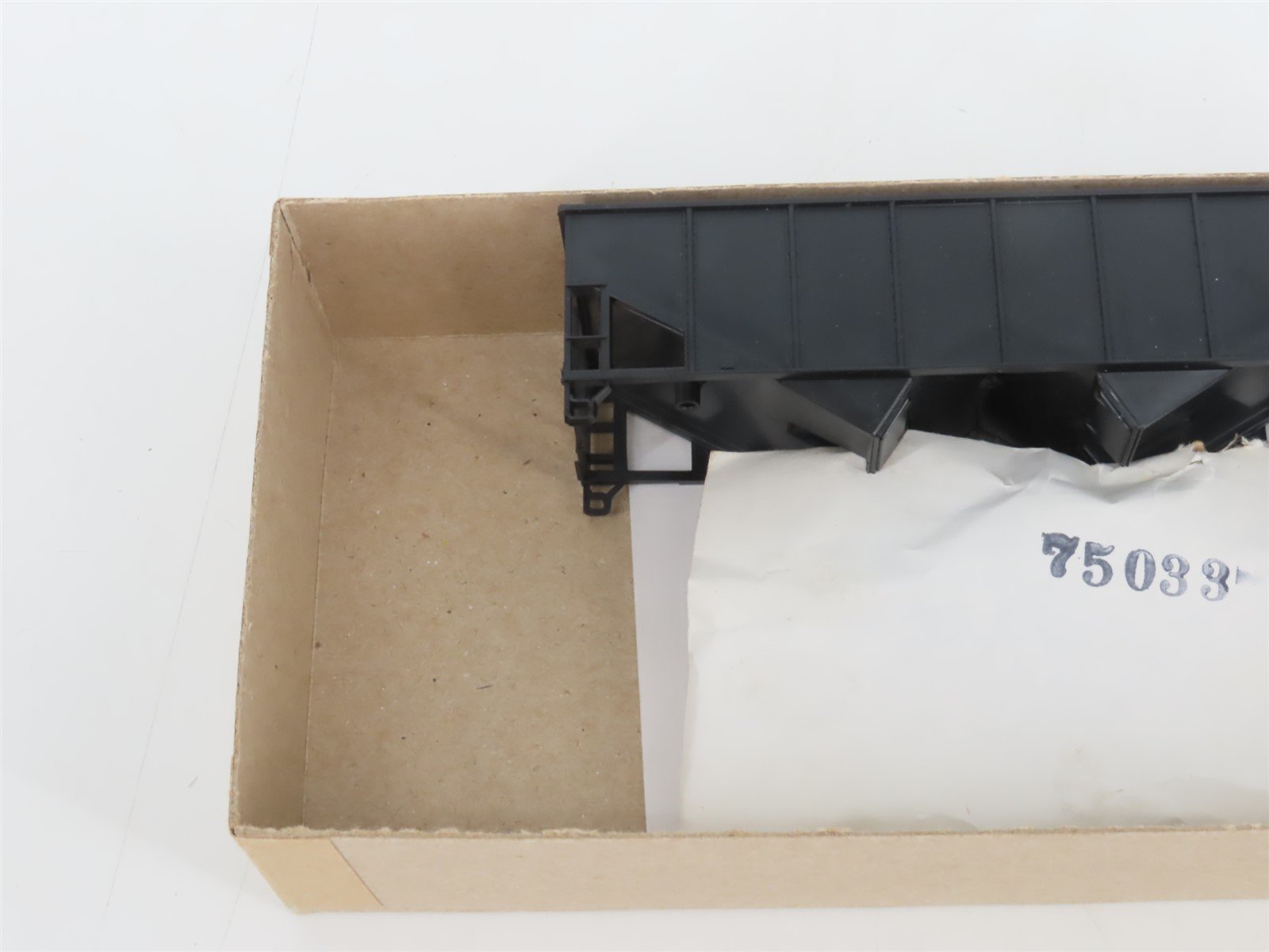 HO Scale Athearn Kit 5447 Undecorated 34' Rib Side 2-Bay Open Hopper