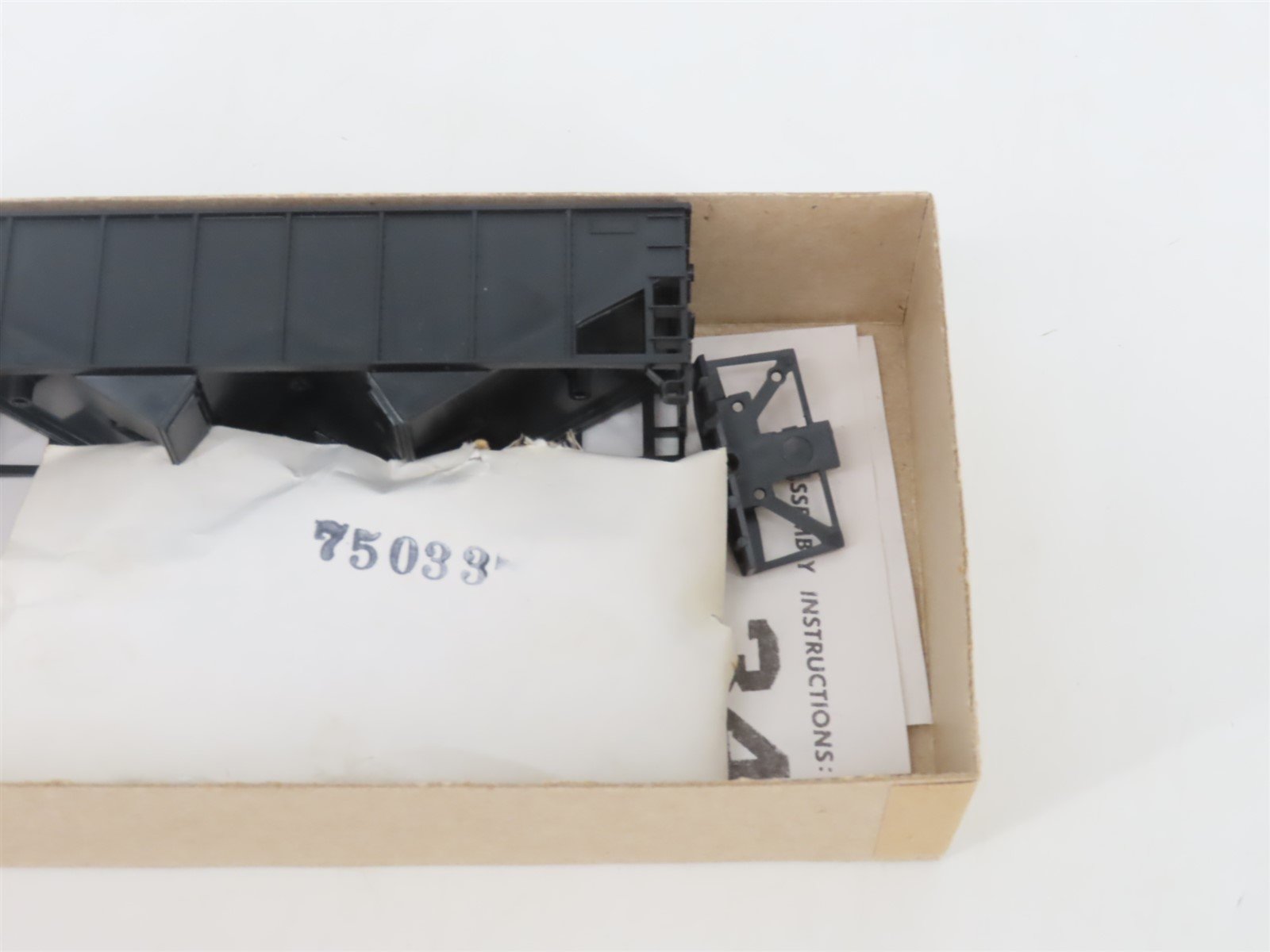 HO Scale Athearn Kit 5447 Undecorated 34' Rib Side 2-Bay Open Hopper