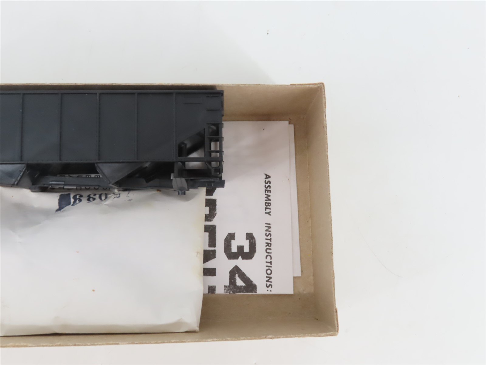 HO Scale Athearn Kit 5447 Undecorated 34' Rib Side 2-Bay Open Hopper