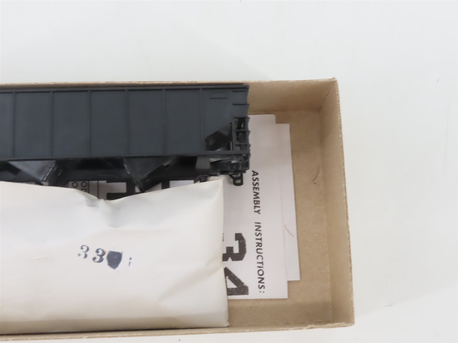 HO Scale Athearn Kit 5447 Undecorated 34' Rib Side 2-Bay Open Hopper