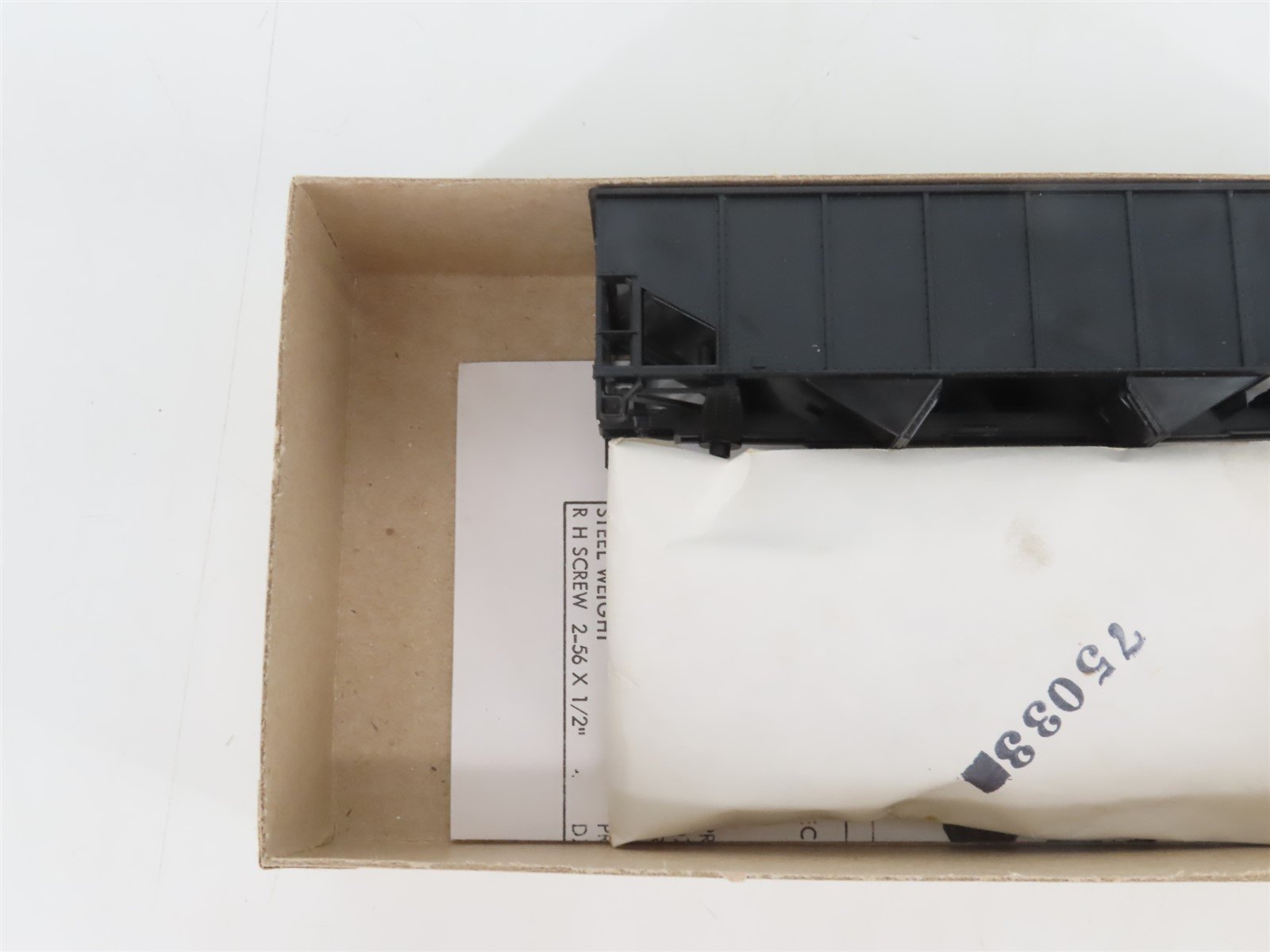 HO Scale Athearn Kit 5447 Undecorated 34' Rib Side 2-Bay Open Hopper