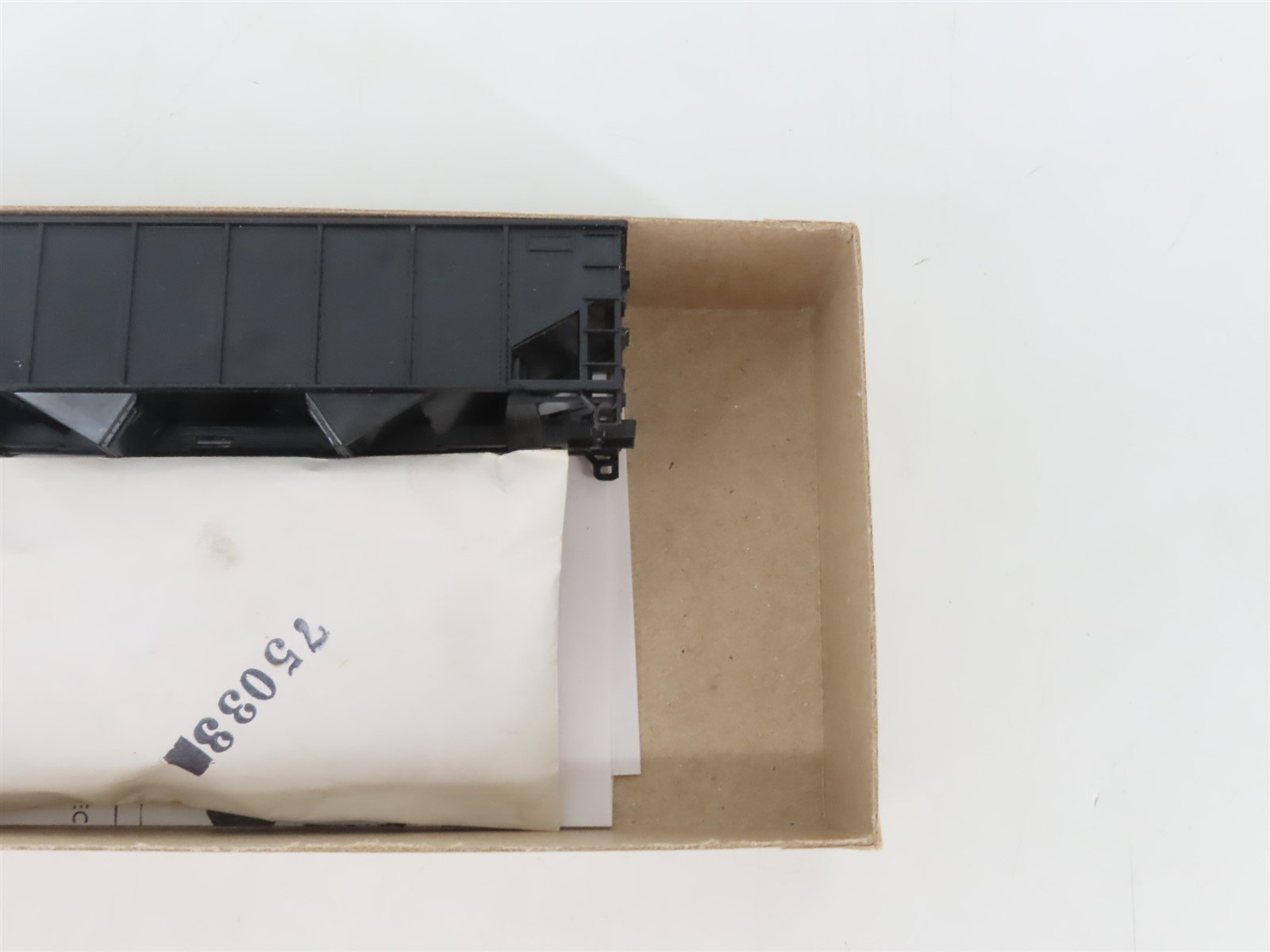 HO Scale Athearn Kit 5447 Undecorated 34' Rib Side 2-Bay Open Hopper