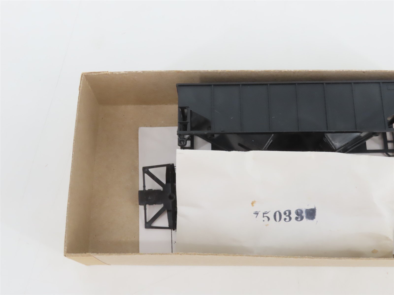 HO Scale Athearn Kit 5447 Undecorated 34' Rib Side 2-Bay Open Hopper