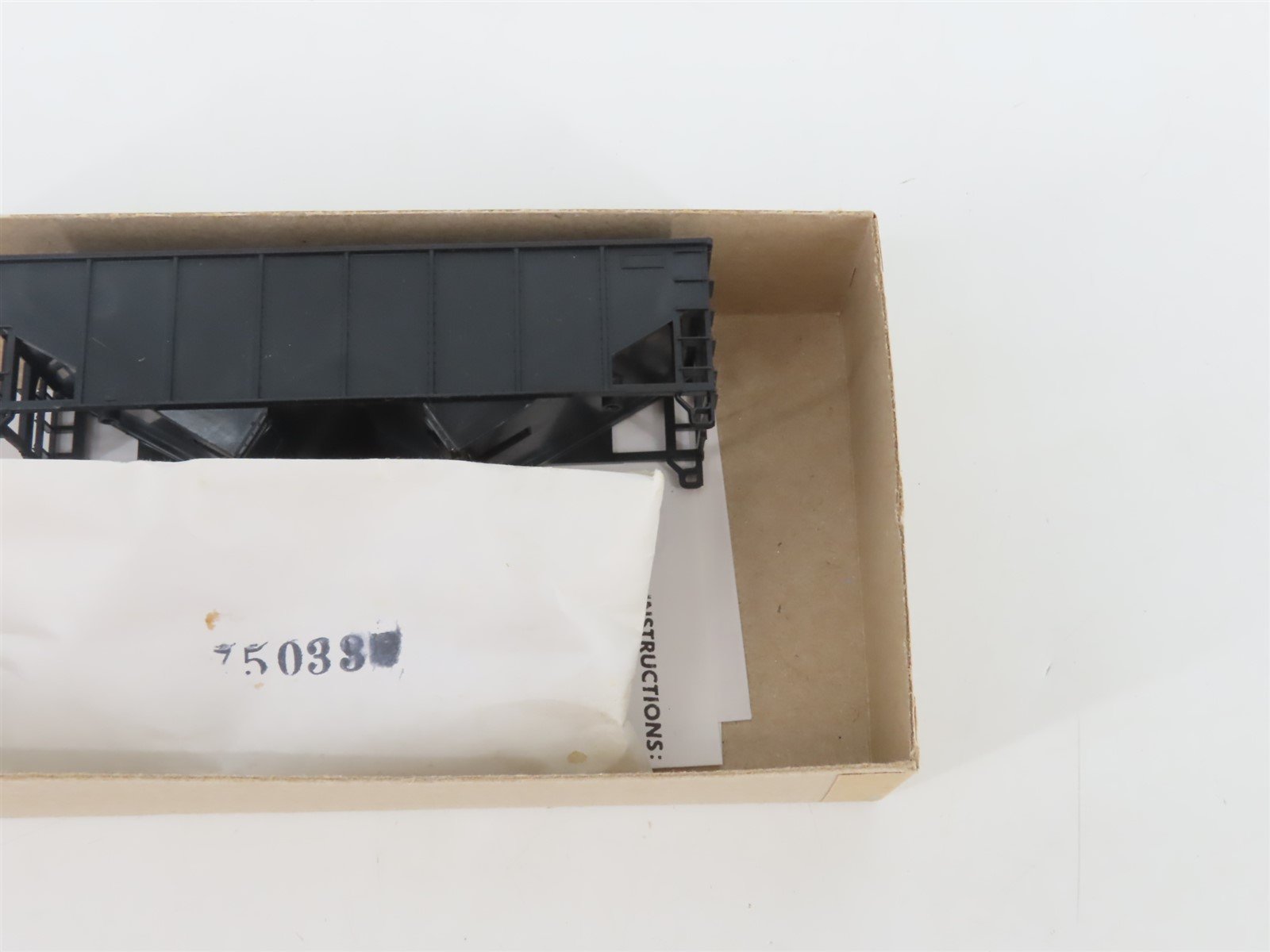 HO Scale Athearn Kit 5447 Undecorated 34' Rib Side 2-Bay Open Hopper