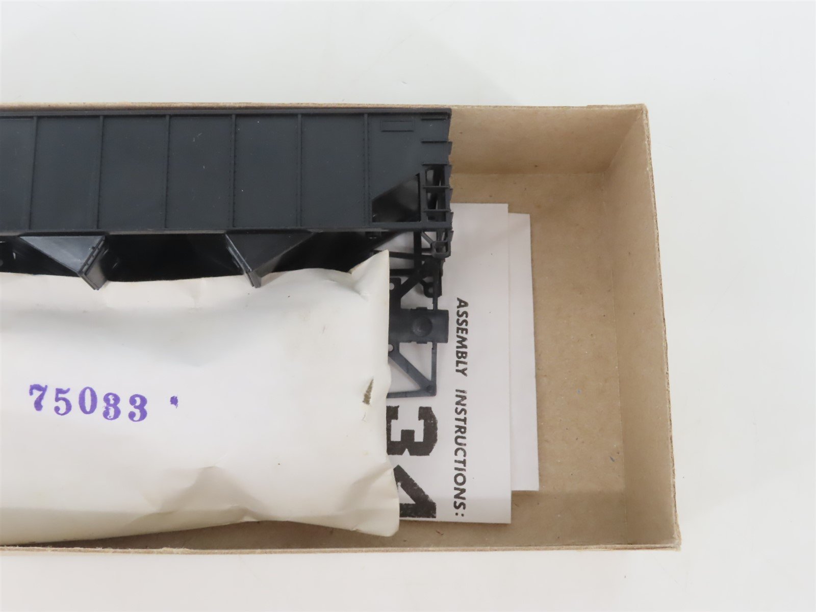 HO Scale Athearn Kit 5447 Undecorated 34' Rib Side 2-Bay Open Hopper