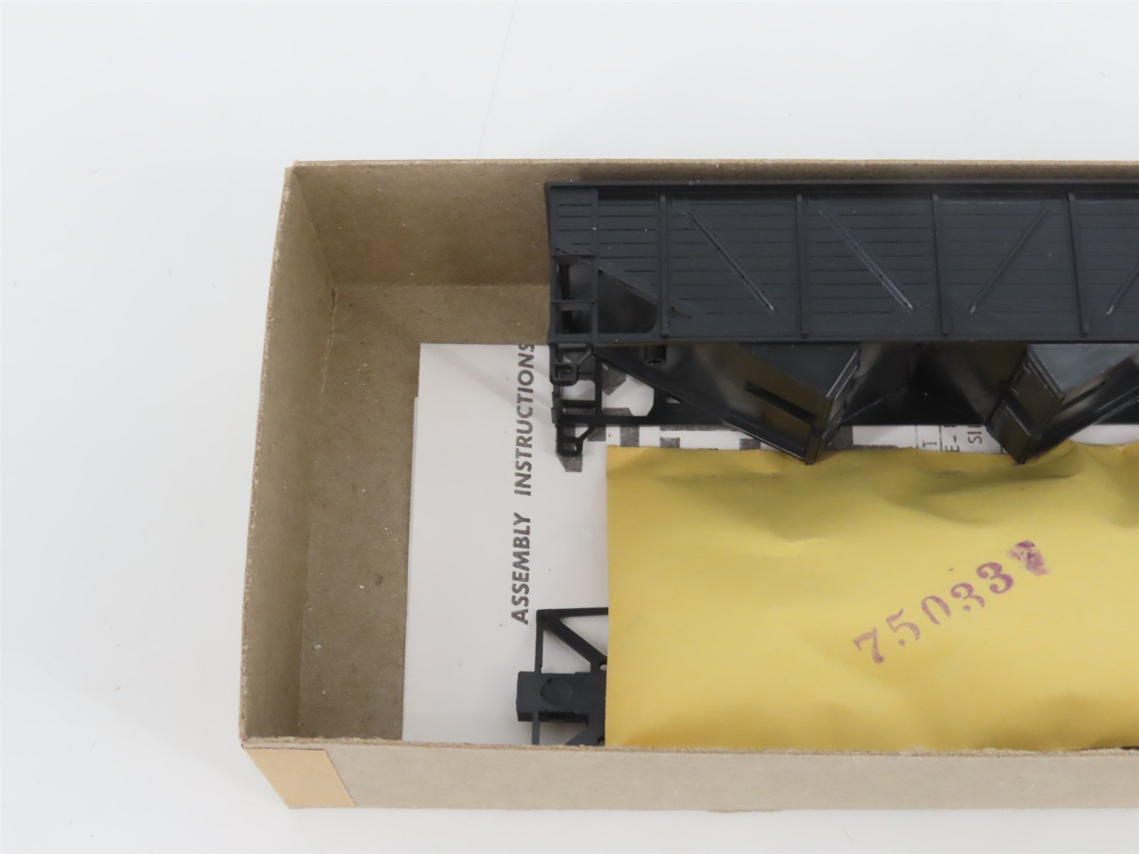 HO Scale Athearn Kit 5420 Undecorated 34' Composite Side 2-Bay Open Hopper
