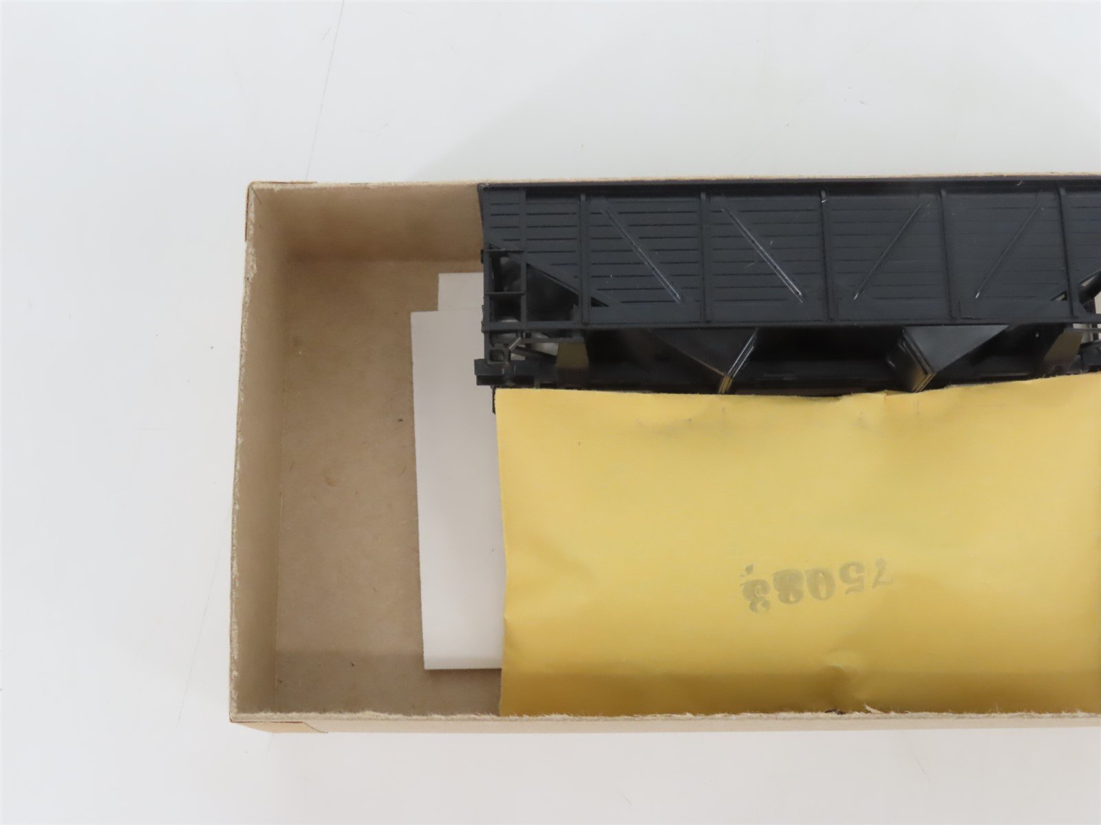 HO Scale Athearn Kit 5420 Undecorated 34' 2-Bay Composite Side Open Hopper