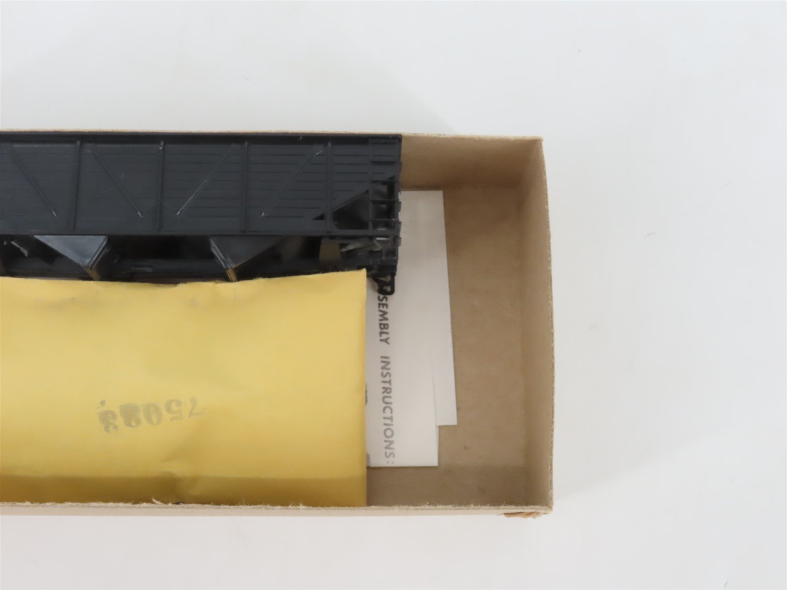 HO Scale Athearn Kit 5420 Undecorated 34' 2-Bay Composite Side Open Hopper