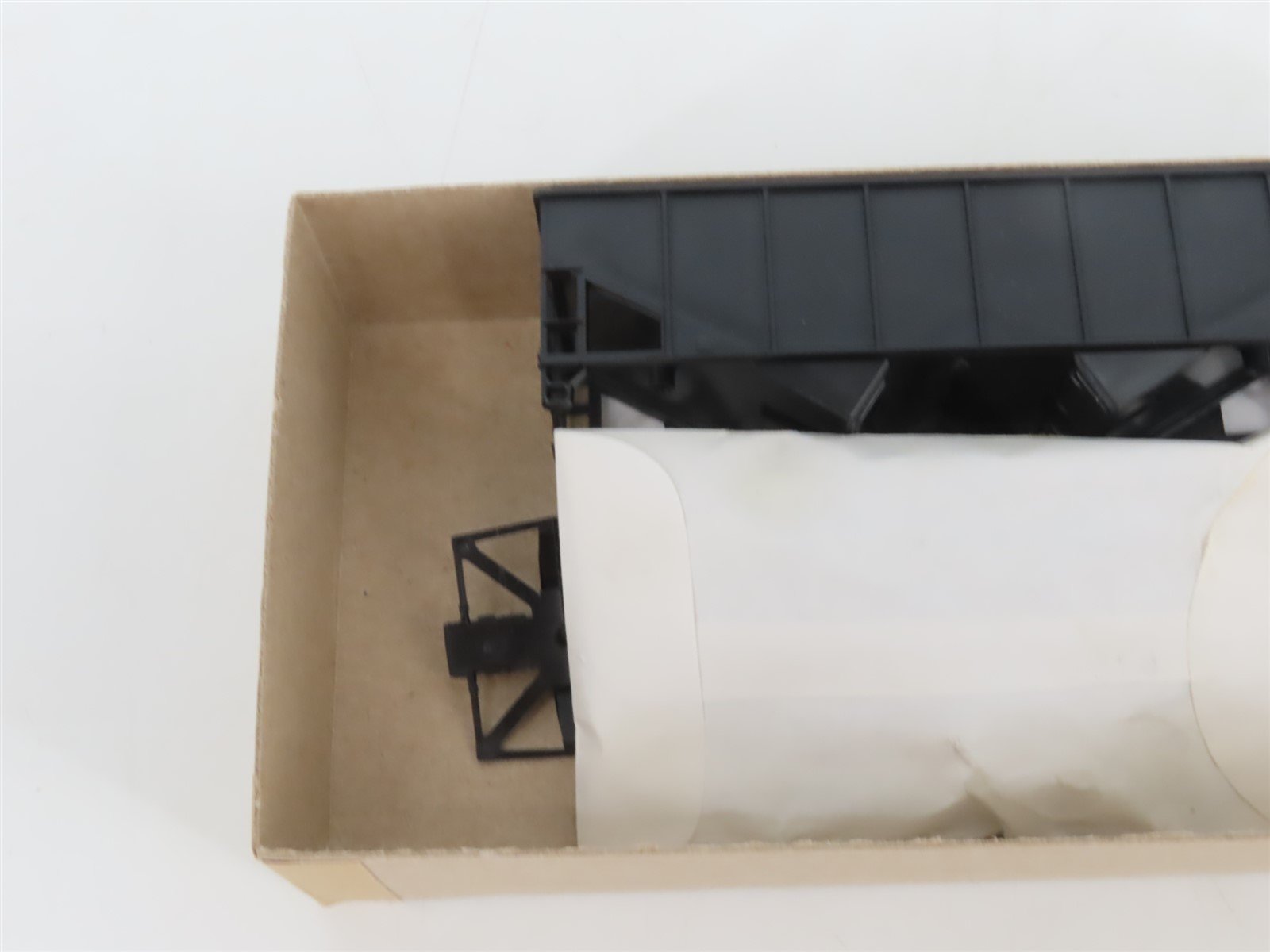 HO Scale Athearn Kit 5447 Undecorated 34' 2-Bay Rib Side Open Hopper