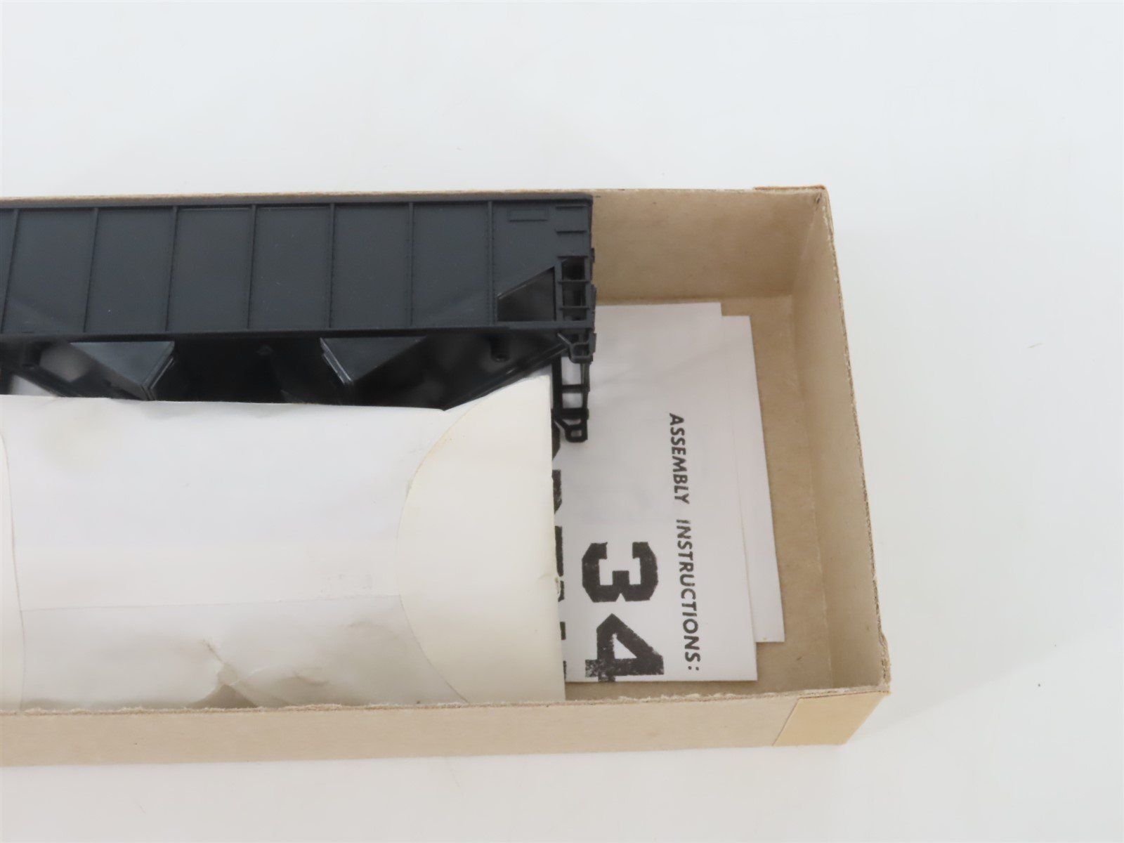 HO Scale Athearn Kit 5447 Undecorated 34' 2-Bay Rib Side Open Hopper