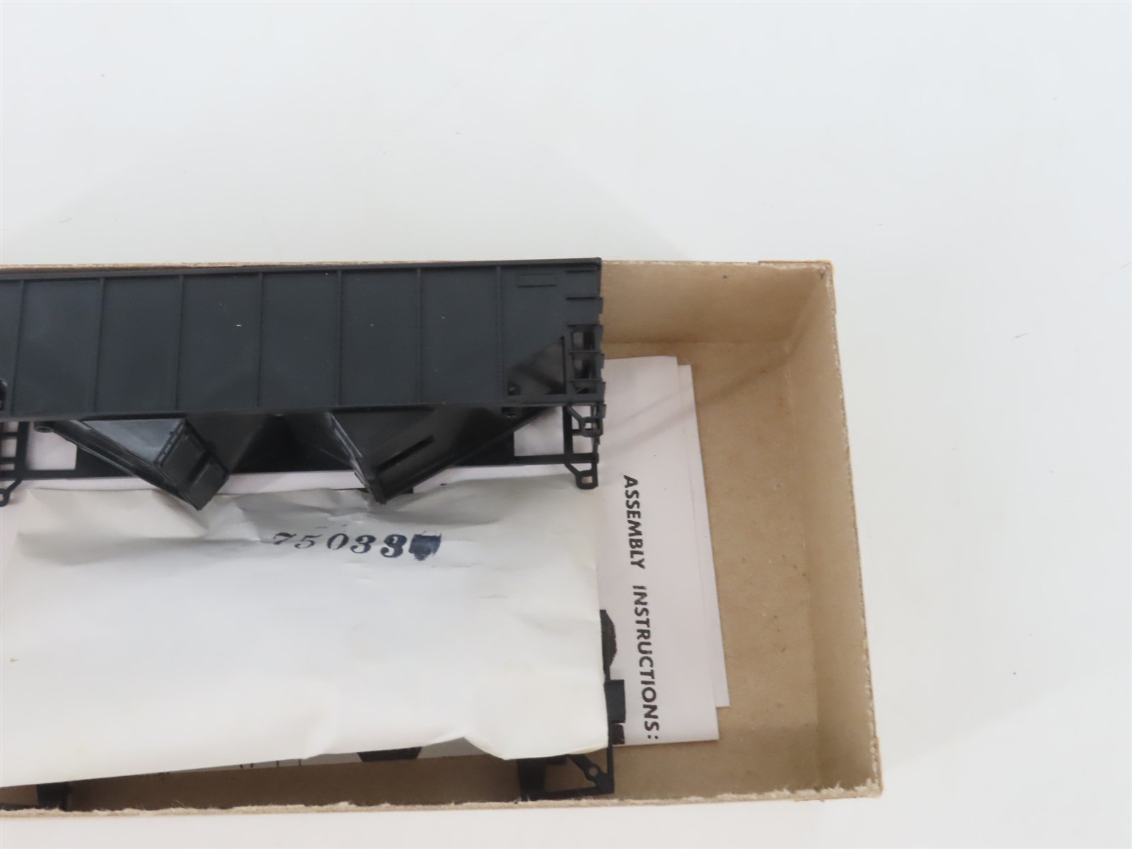 HO Scale Athearn Kit 5447 Undecorated 34' 2-Bay Rib Side Open Hopper