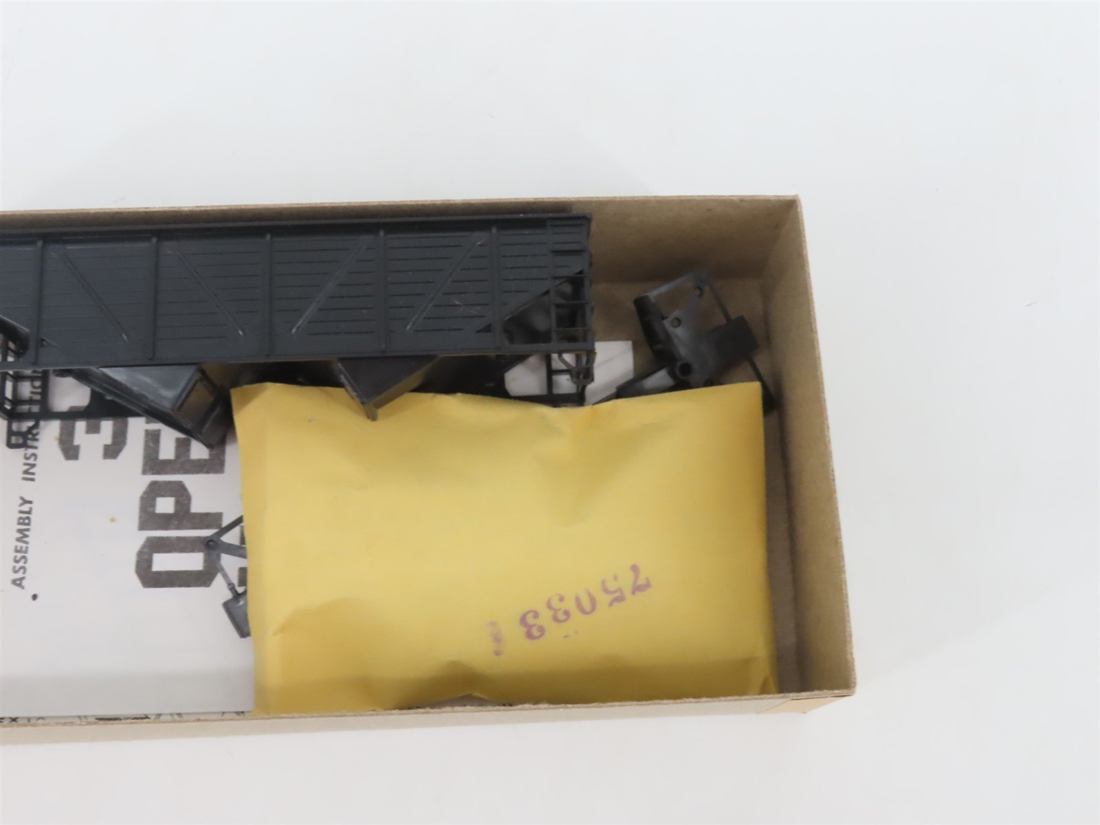 HO Scale Athearn Kit 5420 Undecorated 34' 2-Bay Composite Side Open Hopper