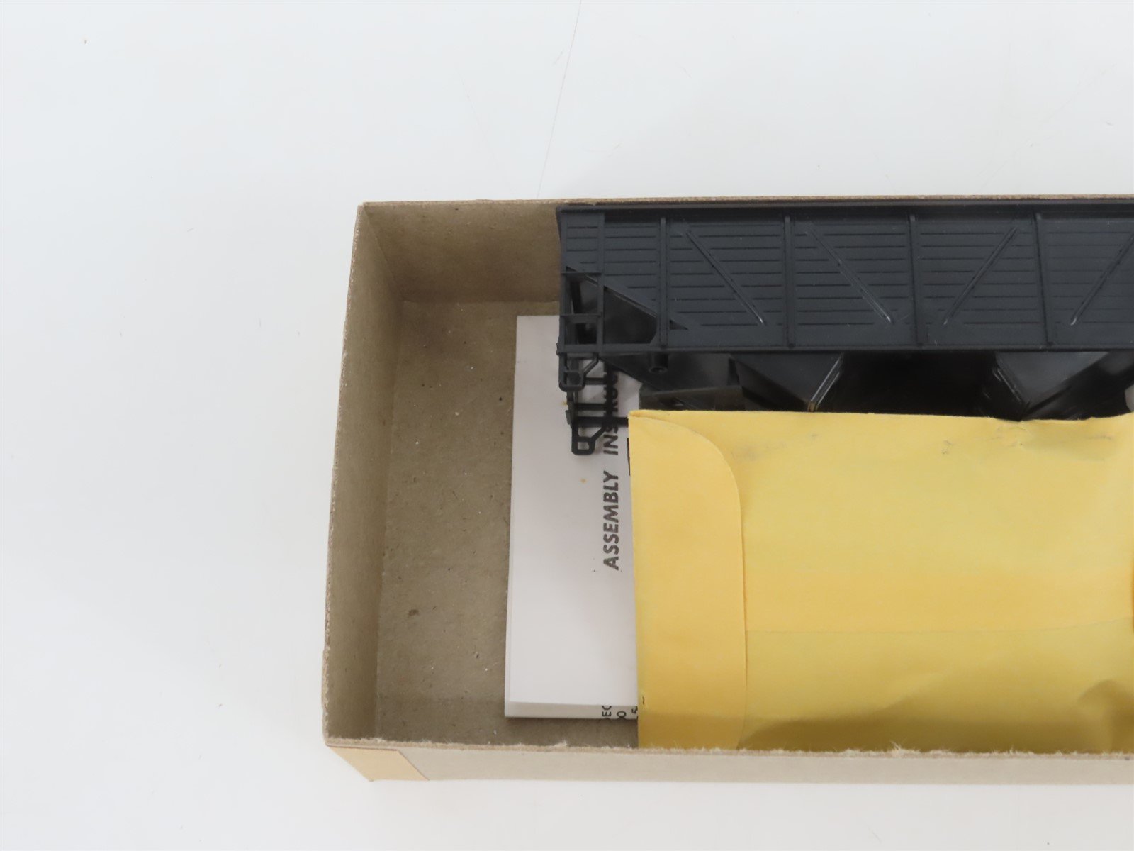 HO Scale Athearn Kit 5420 Undecorated 34' 2-Bay Composite Side Open Hopper