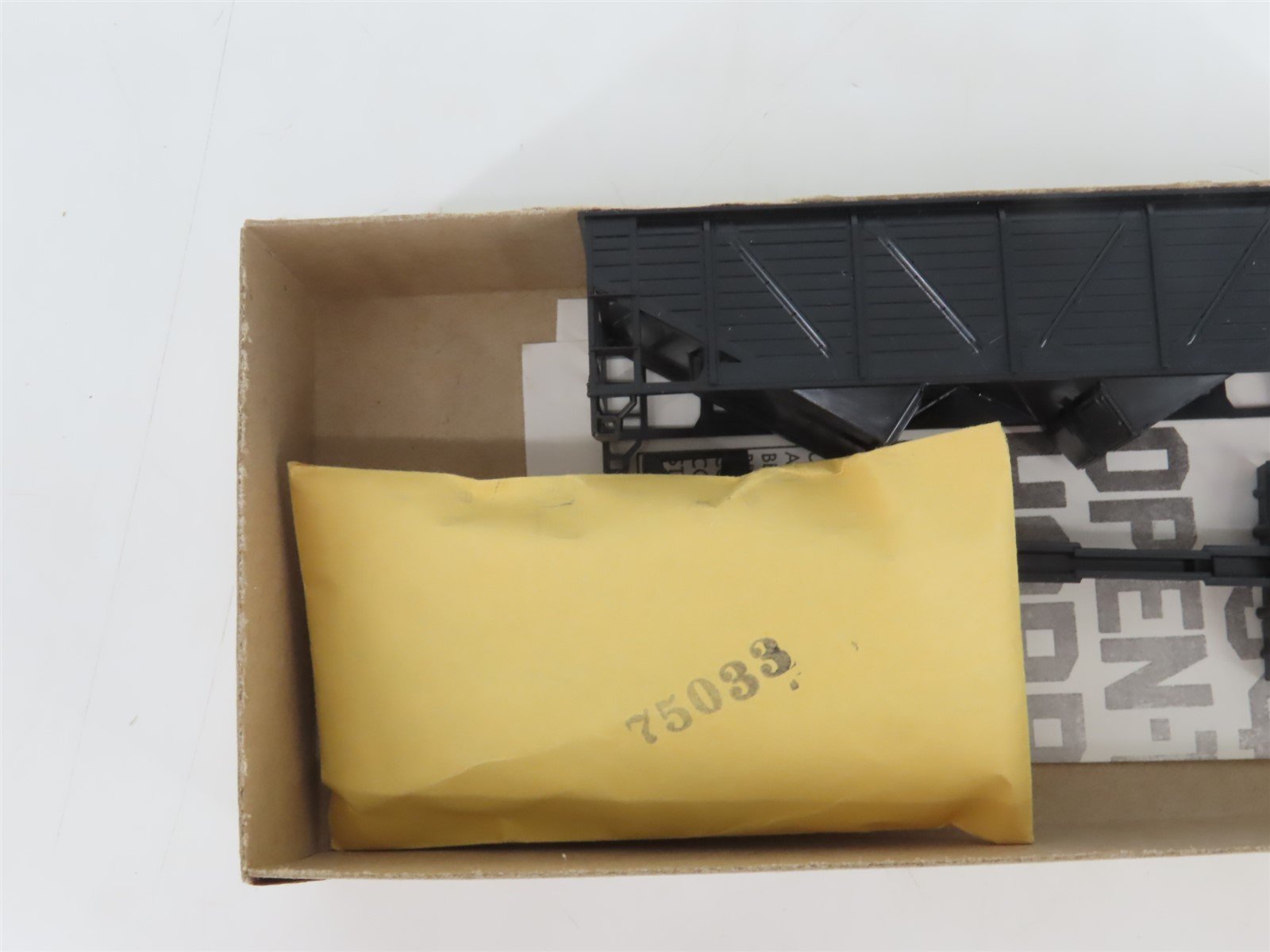 HO Scale Athearn Kit 5420 Undecorated 34' 2-Bay Composite Side Open Hopper