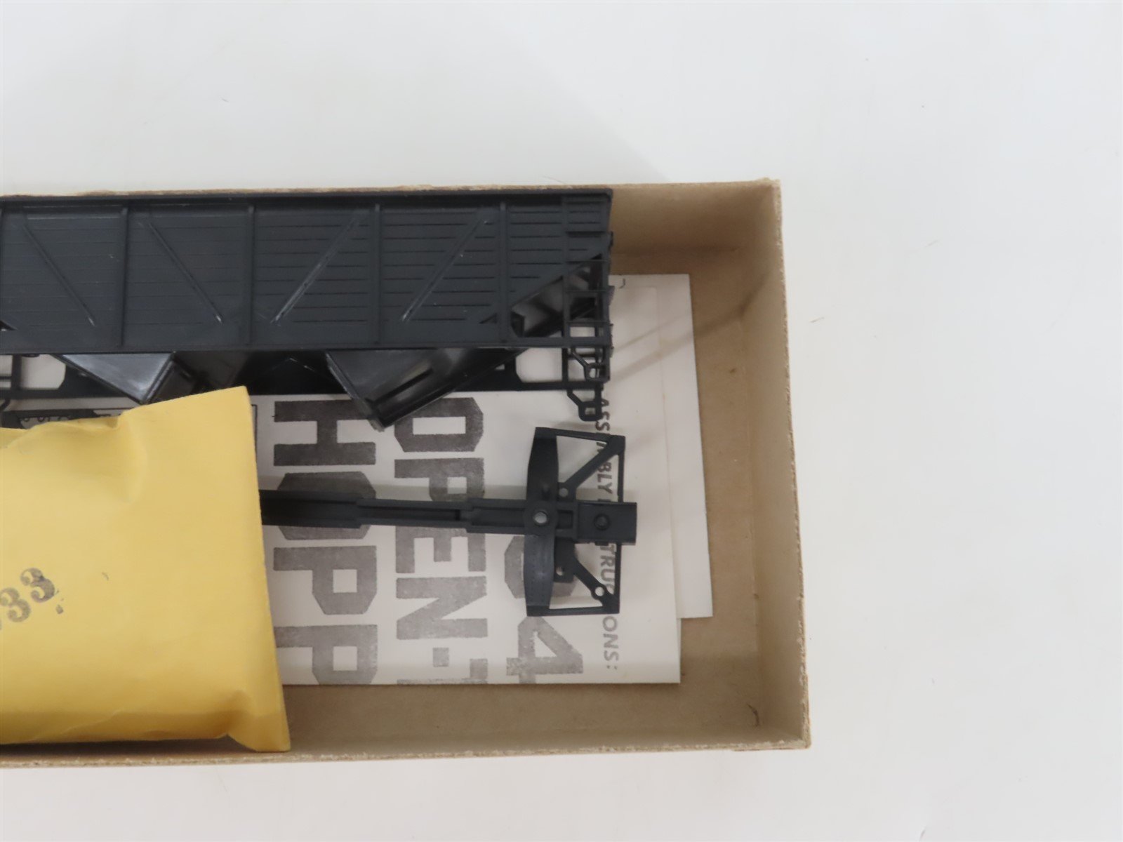 HO Scale Athearn Kit 5420 Undecorated 34' 2-Bay Composite Side Open Hopper