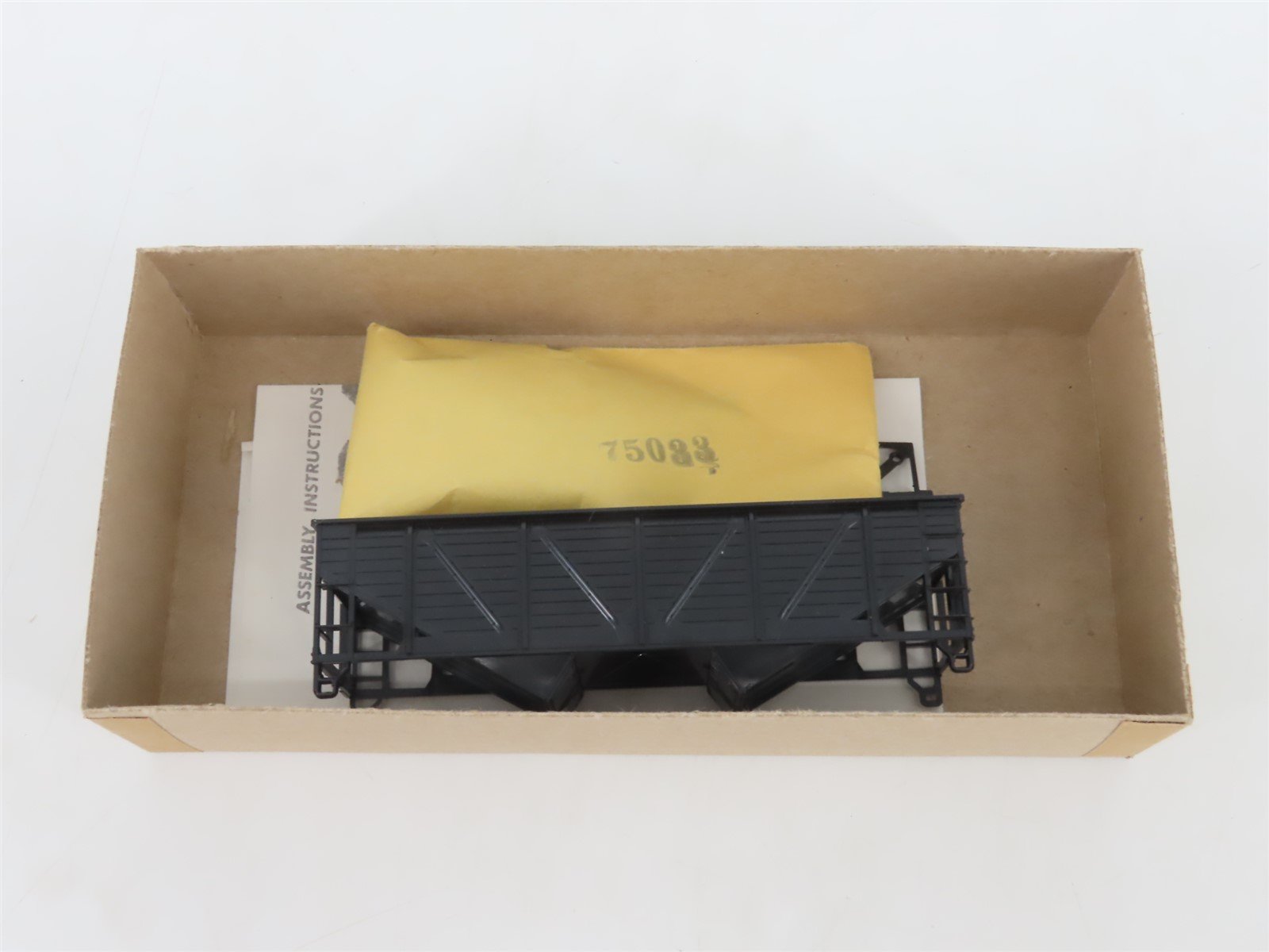 HO Scale Athearn Kit 5420 Undecorated 34' 2-Bay Composite Side Hopper