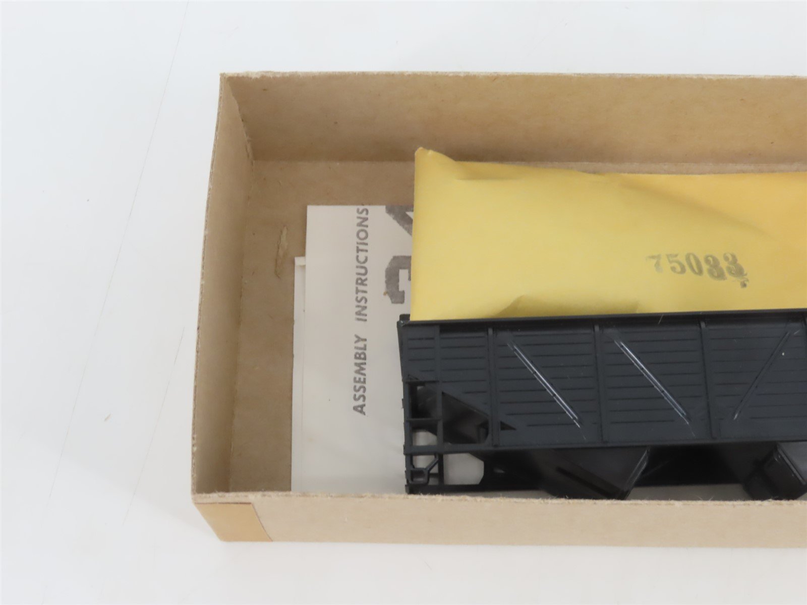 HO Scale Athearn Kit 5420 Undecorated 34' 2-Bay Composite Side Hopper