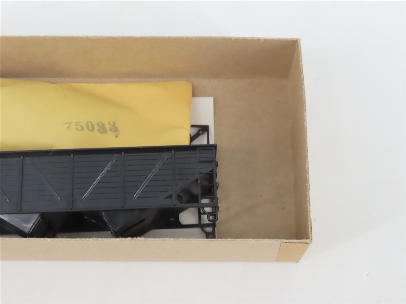 HO Scale Athearn Kit 5420 Undecorated 34' 2-Bay Composite Side Hopper