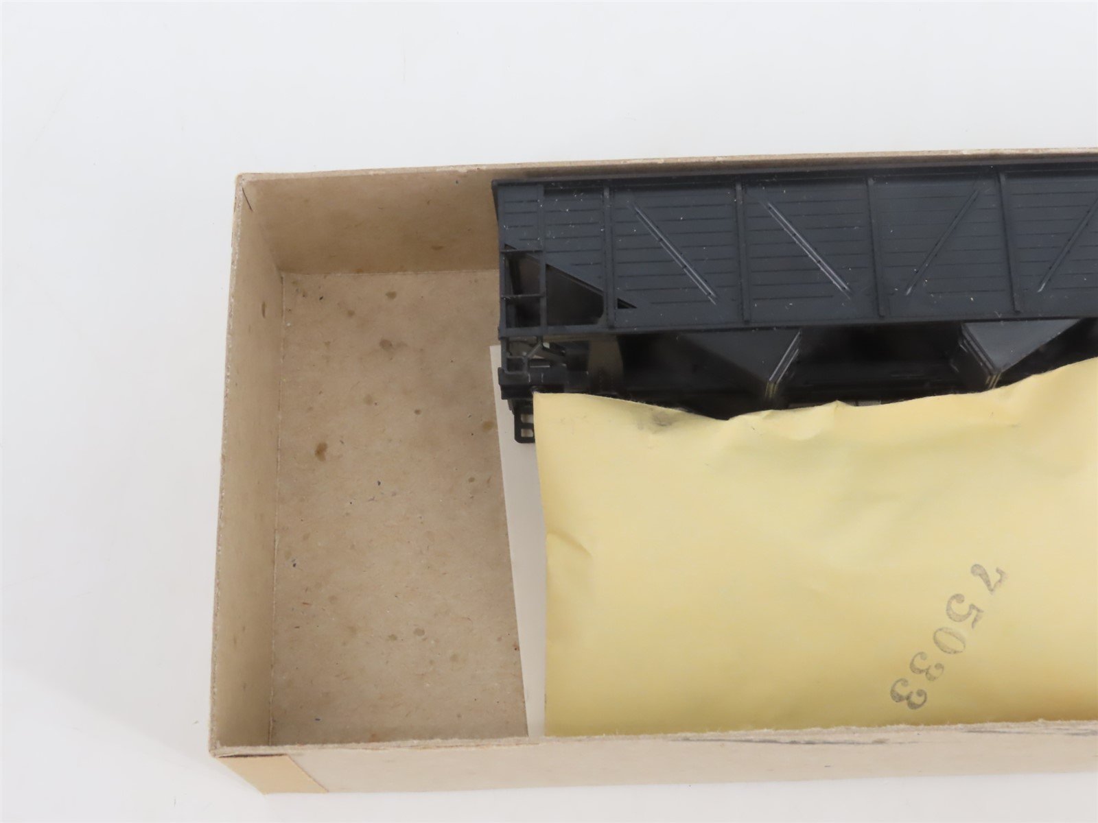 HO Scale Athearn Kit 5420 Undecorated 34' 2-Bay Composite Side Hopper