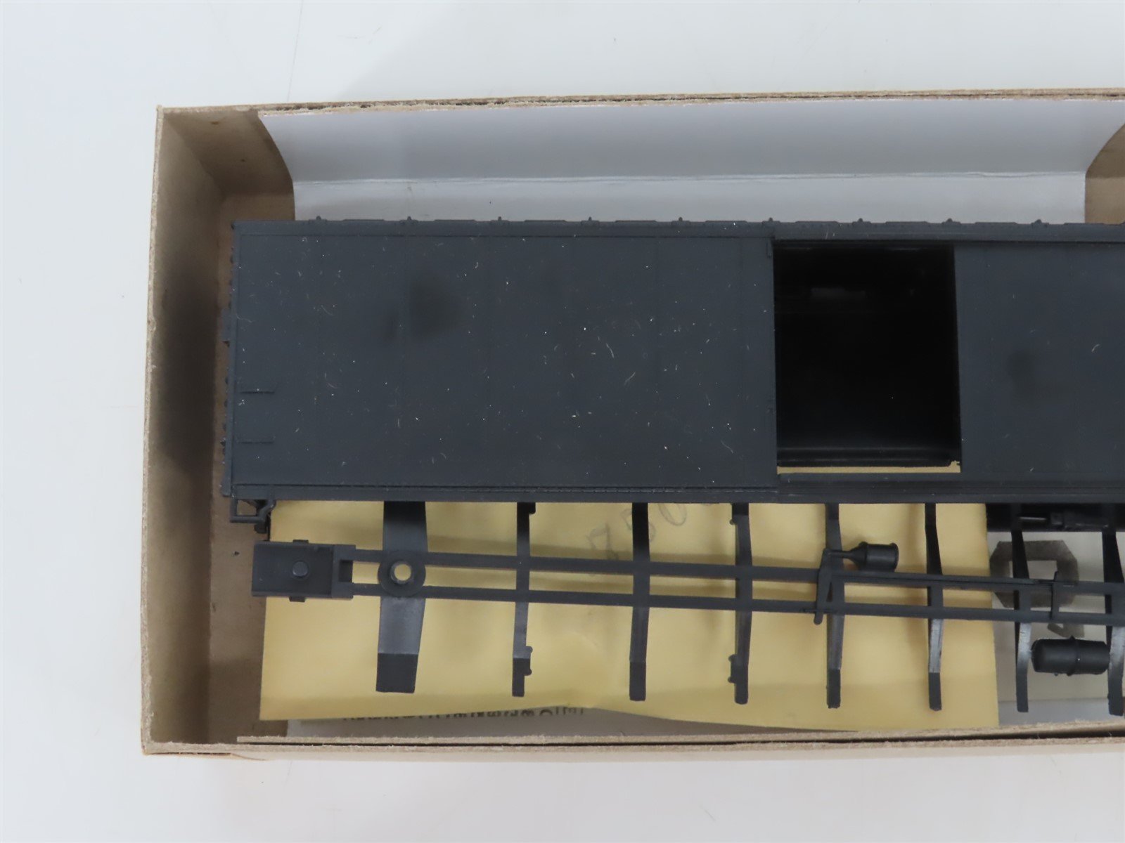 HO Scale Athearn Kit 5050 Undecorated Black 50' Single Door Box Car