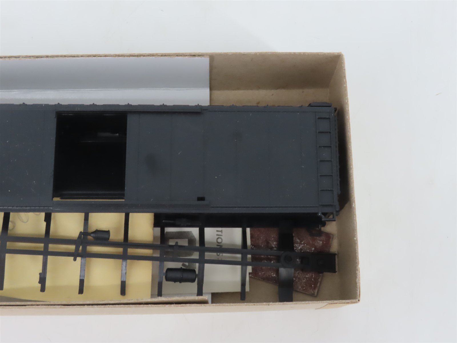 HO Scale Athearn Kit 5050 Undecorated Black 50' Single Door Box Car