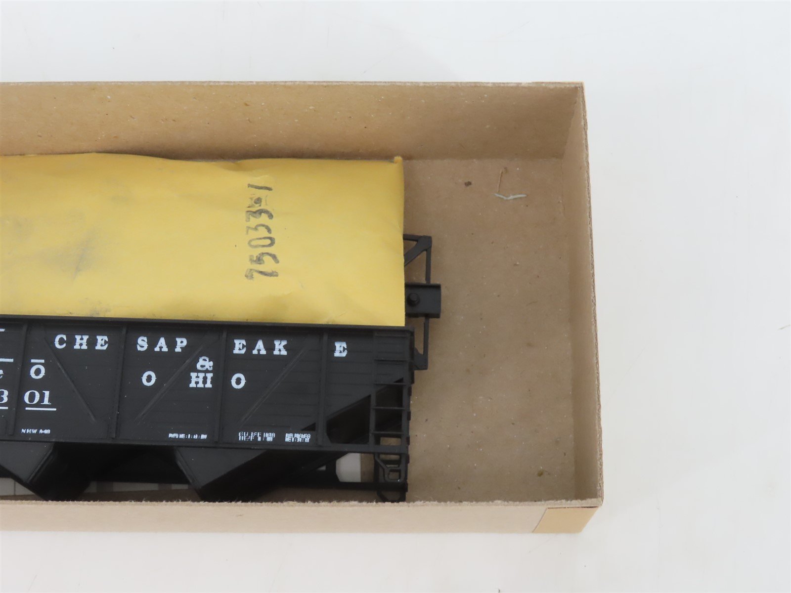 HO Scale Athearn Kit C&O Chesapeake & Ohio 34' 2-Bay Open Hopper #53301