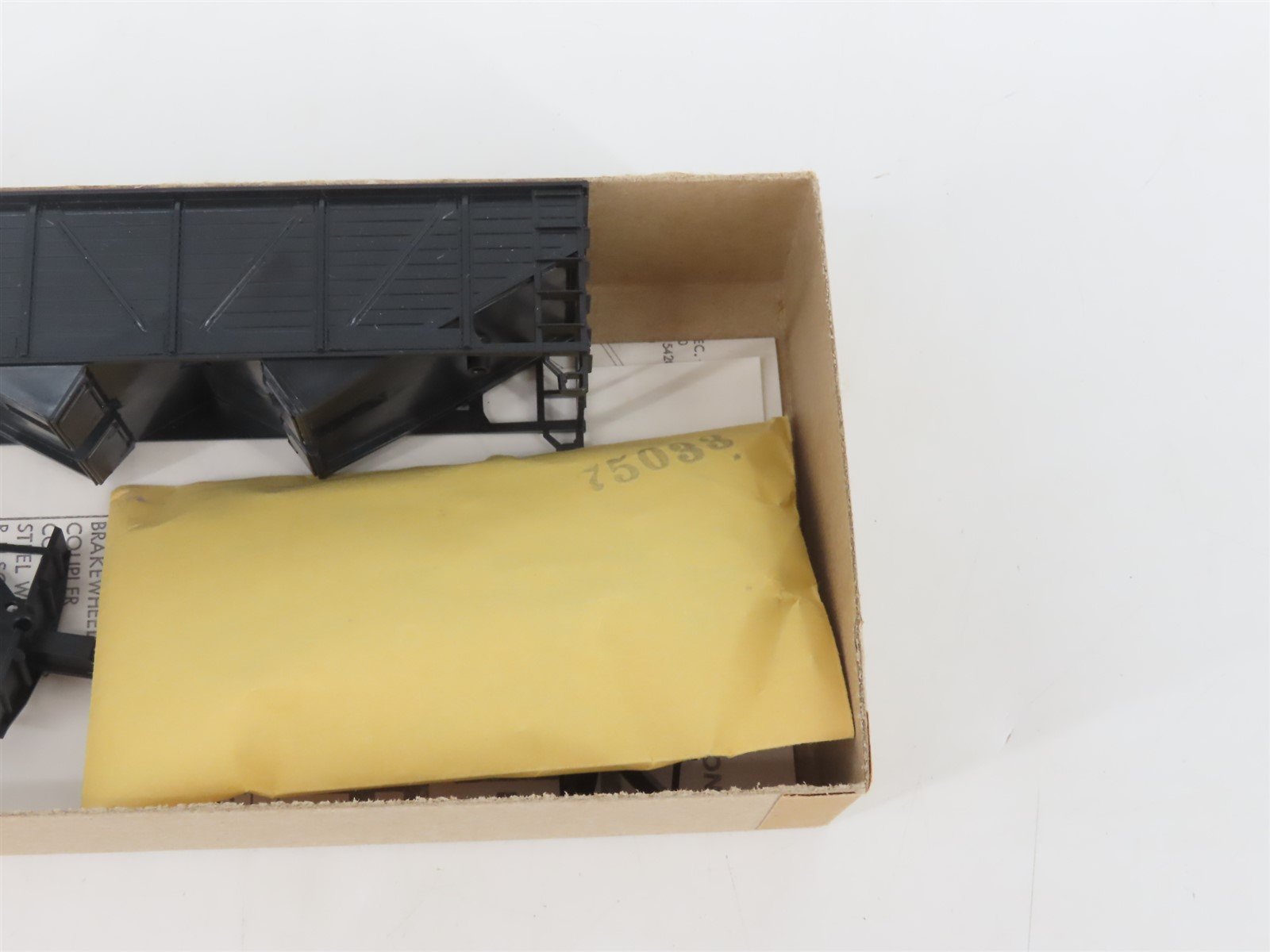 HO Scale Athearn Kit 5420 Undecorated 34' 2-Bay Composite Side Open Hopper