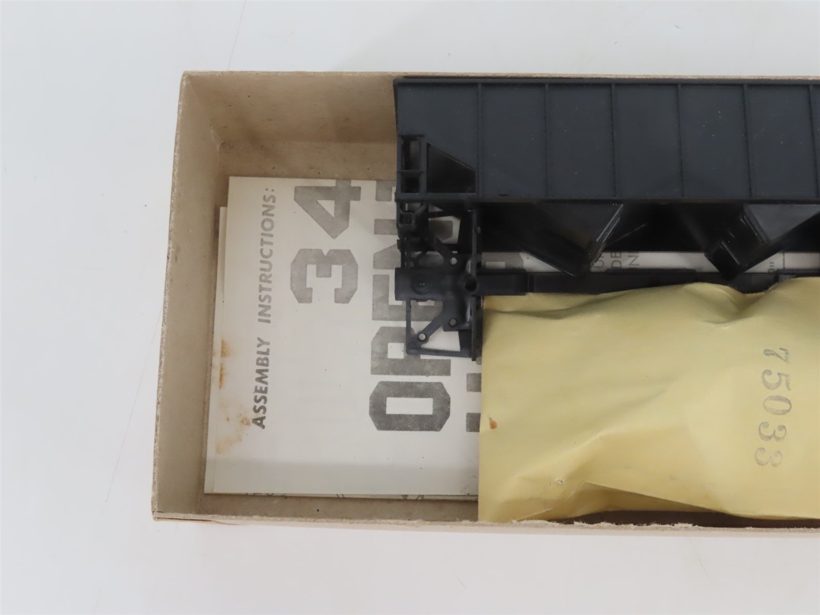 HO Scale Athearn Kit 5447 Undecorated Black 34' 2-Bay Rib Side Open Hopper