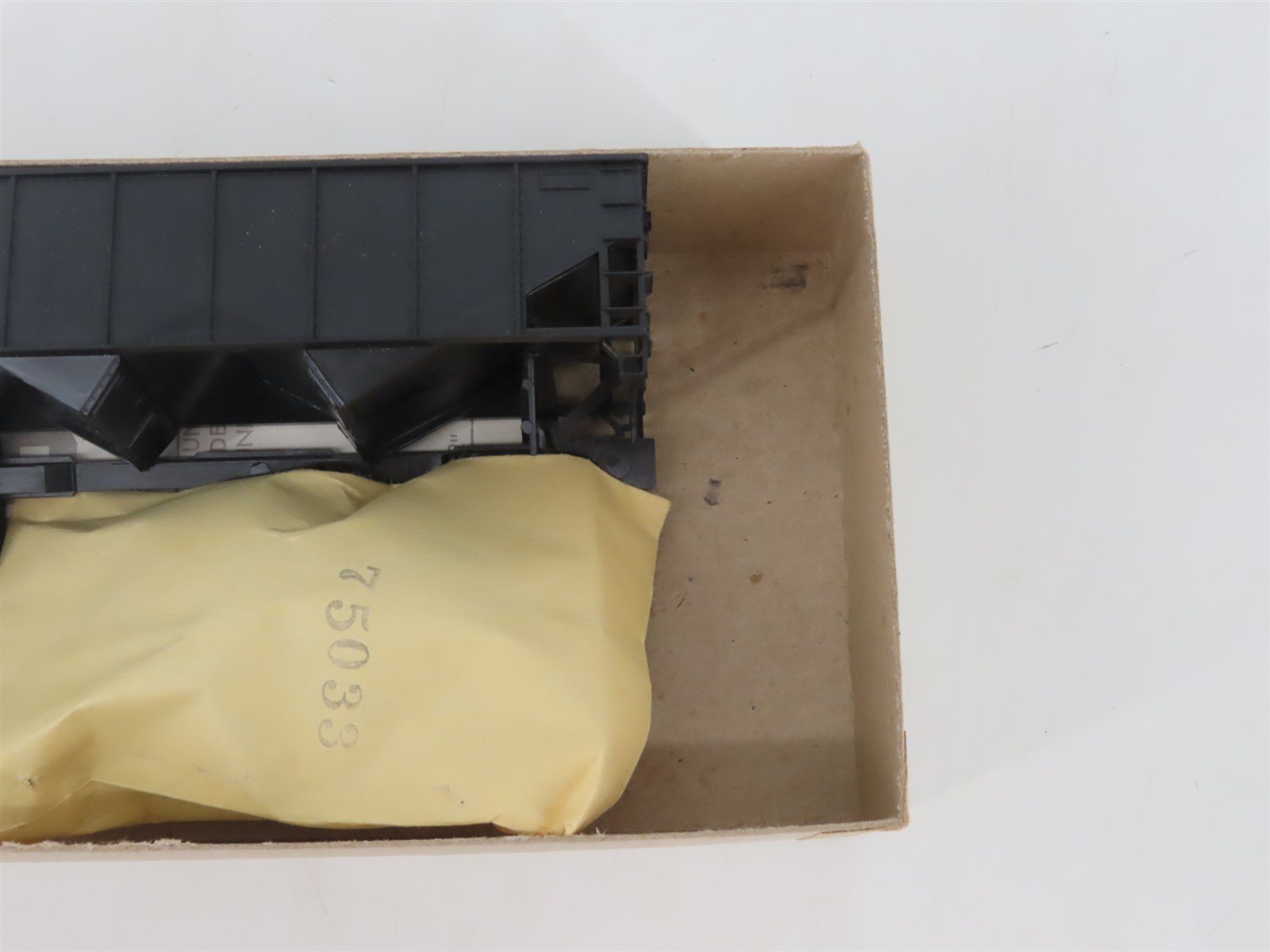 HO Scale Athearn Kit 5447 Undecorated Black 34' 2-Bay Rib Side Open Hopper