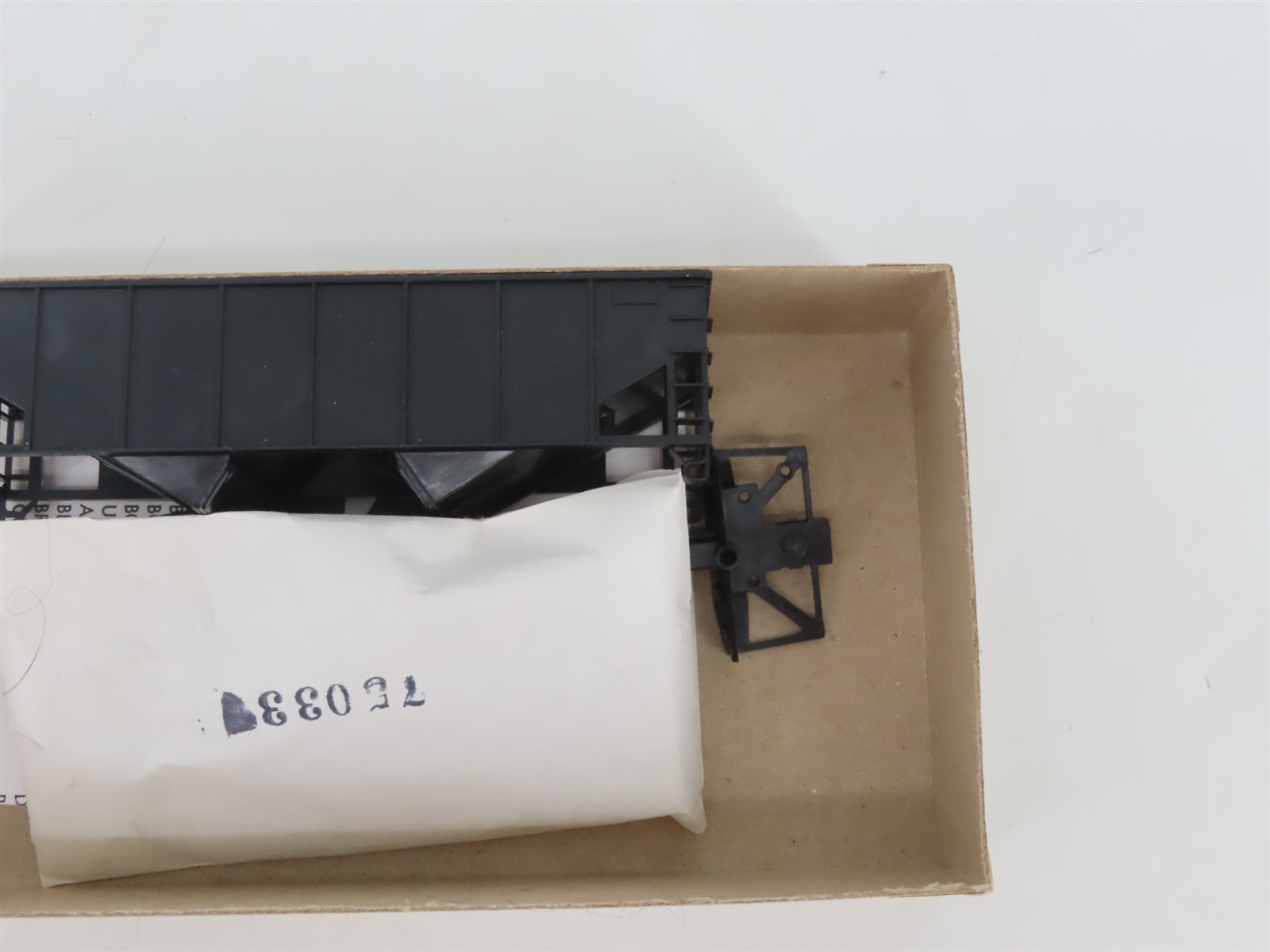 HO Scale Athearn Kit 5447 Undecorated Black 34' 2-Bay Rib Side Open Hopper