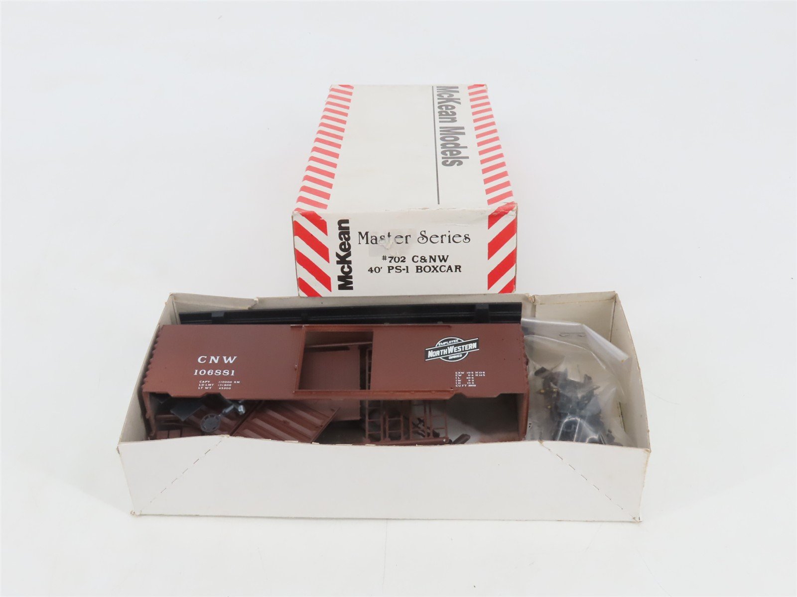 HO Scale McKean Models Master Series Kit 702 CNW 40' PS-1 Box Car #106881
